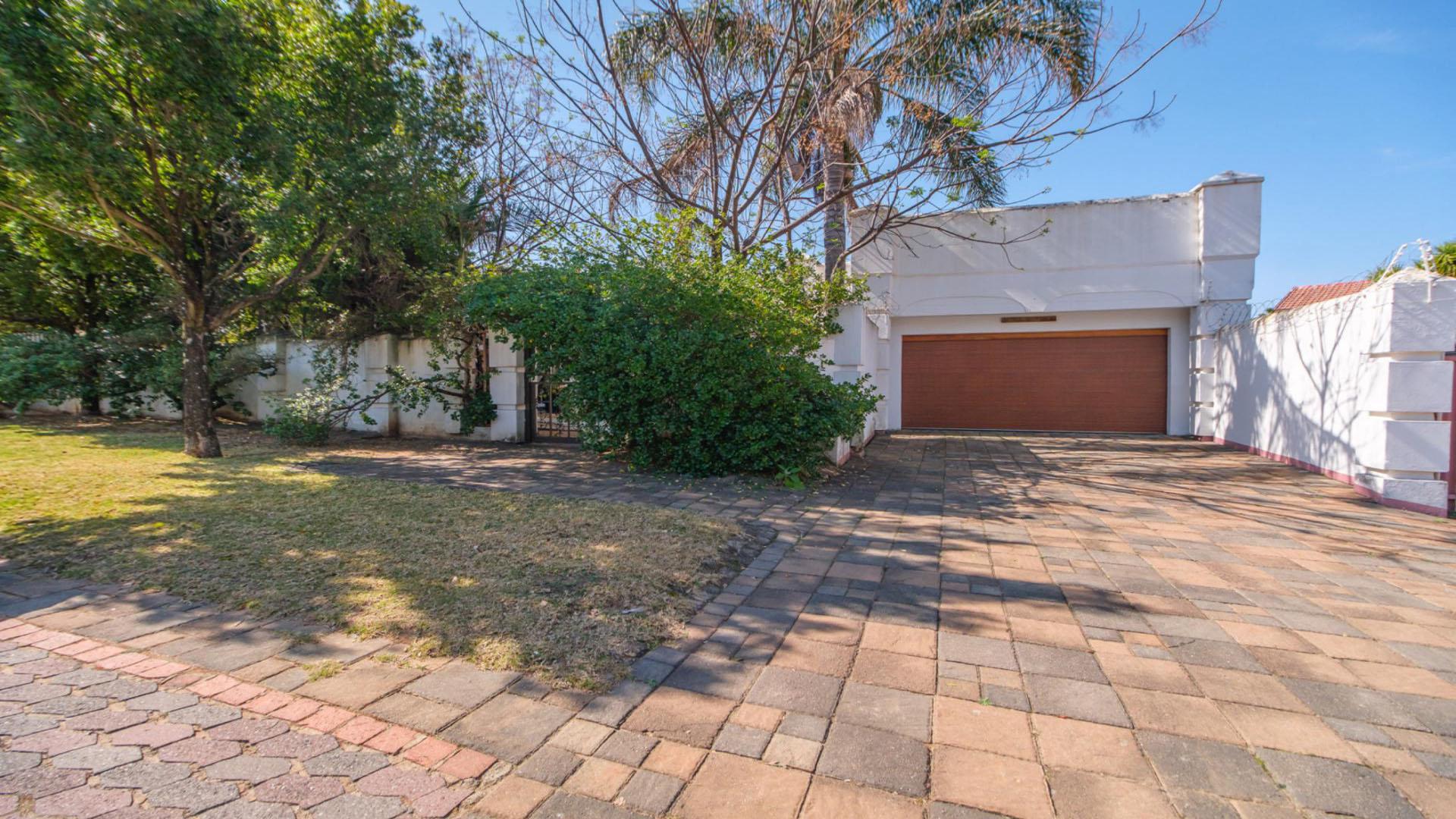 Garage - 45 square meters of property in Sundowner