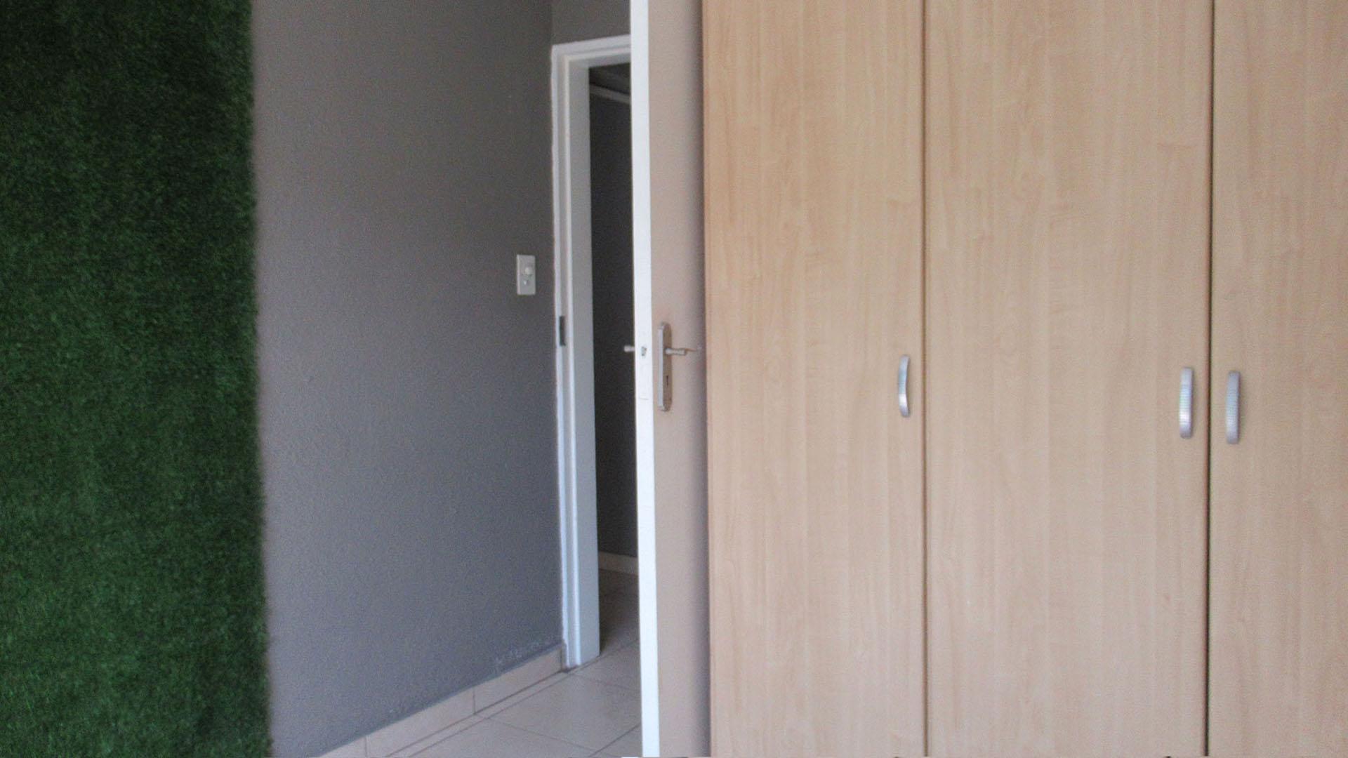Bed Room 2 - 9 square meters of property in Edenburg - Jhb