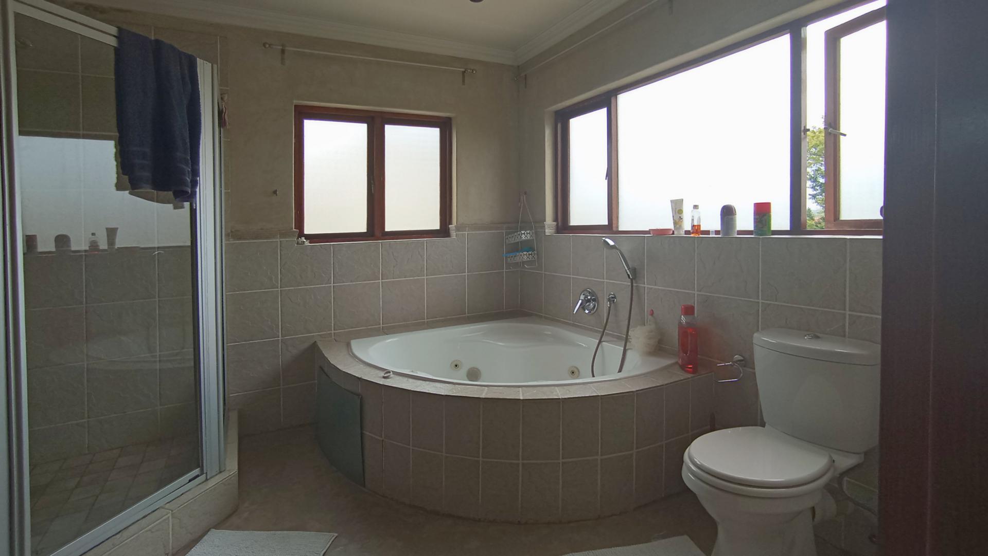 Main Bathroom - 9 square meters of property in Broadacres