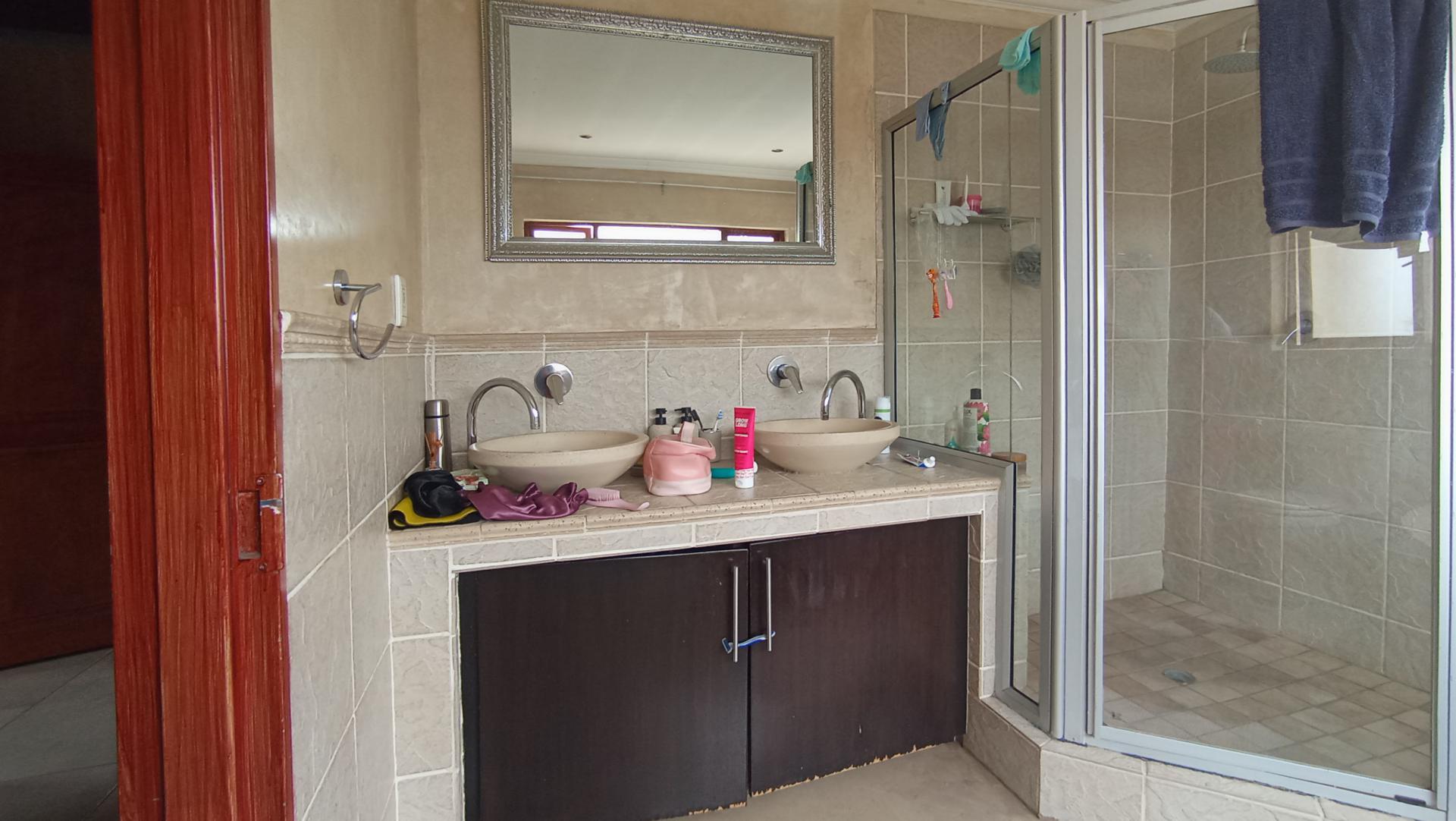 Main Bathroom - 9 square meters of property in Broadacres