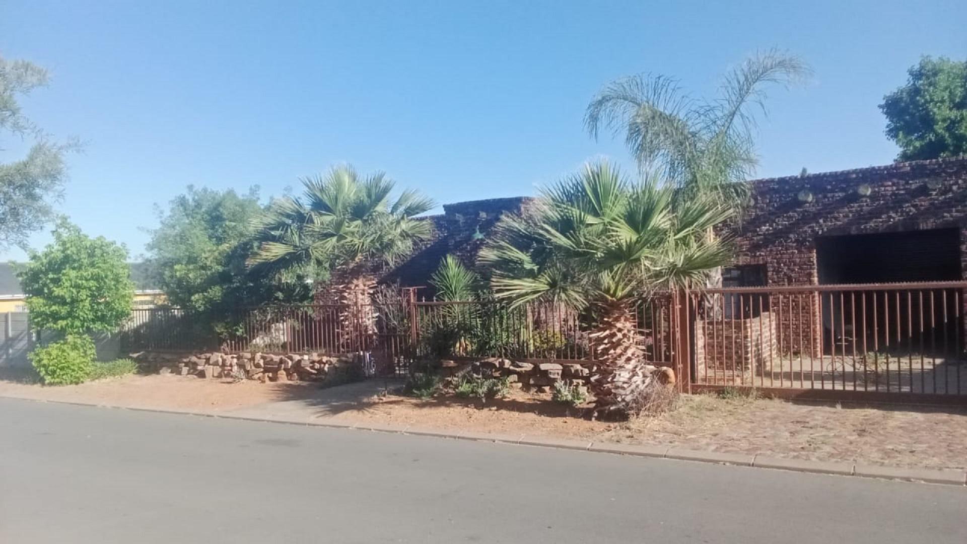 Front View of property in Prince Alfred Hamlet