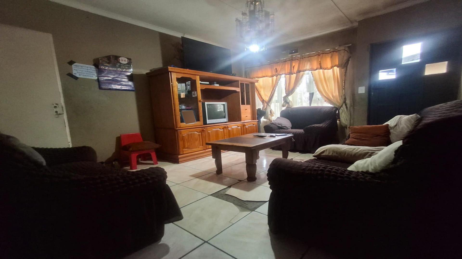 Lounges of property in Esikhawini