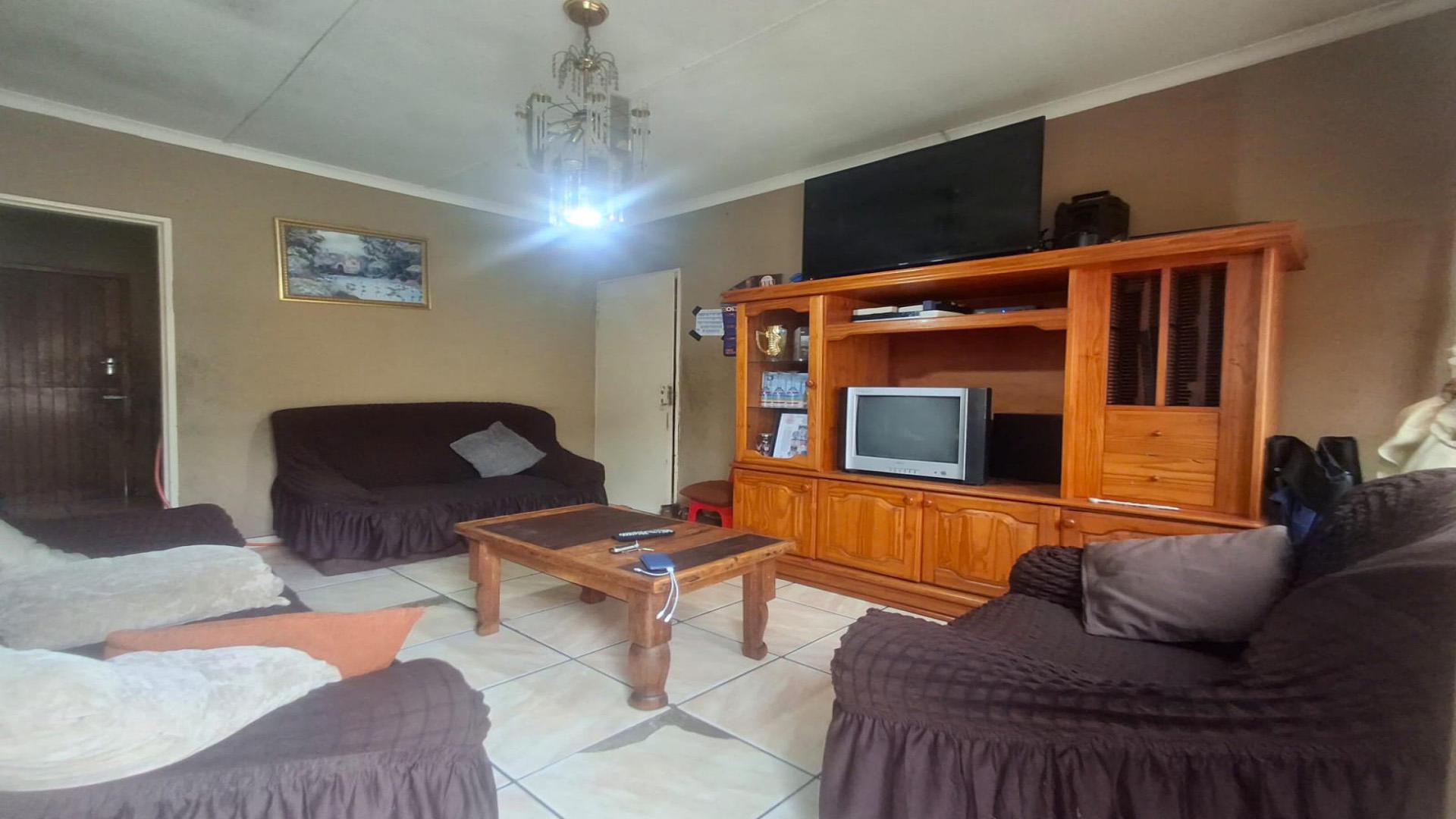 Lounges of property in Esikhawini