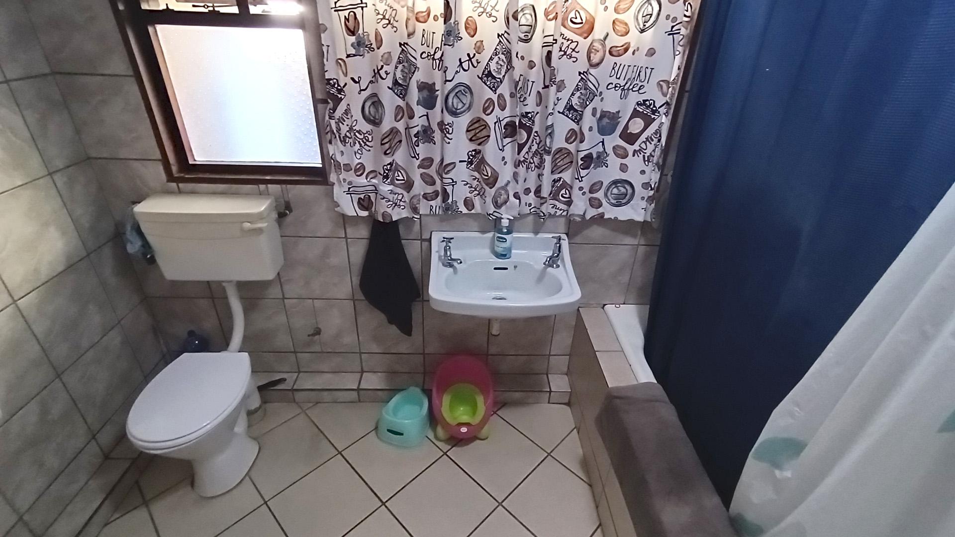 Bathroom 1 - 5 square meters of property in Bothasig 