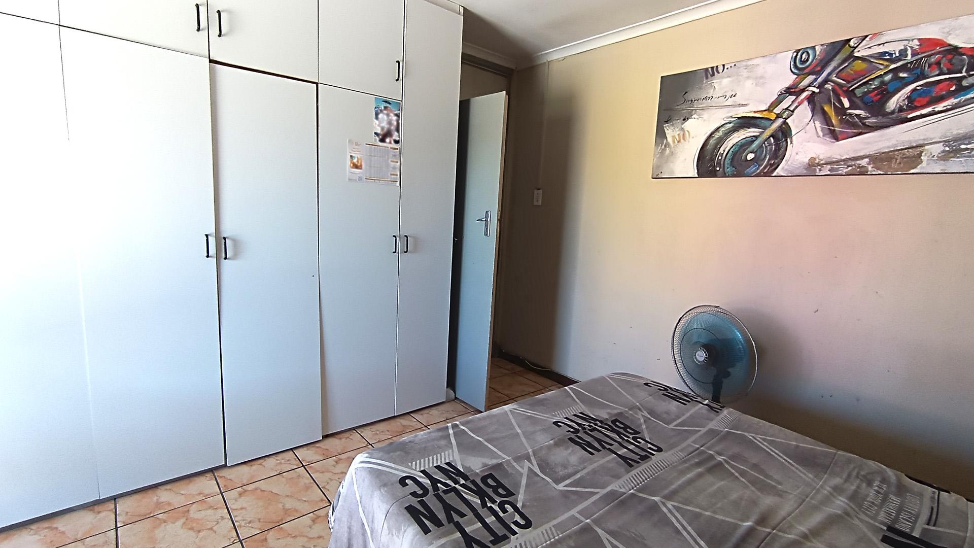 Bed Room 2 - 17 square meters of property in Bothasig 