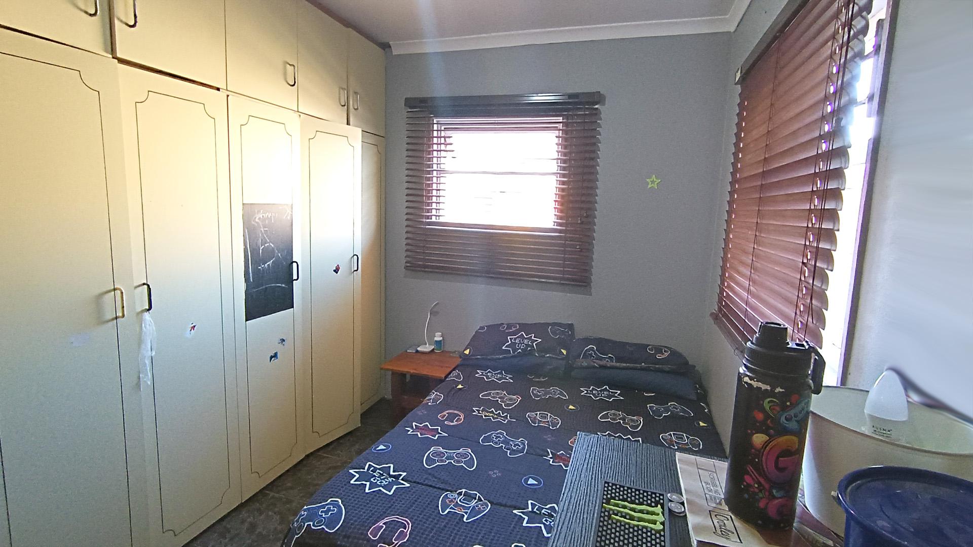 Bed Room 1 - 11 square meters of property in Bothasig 