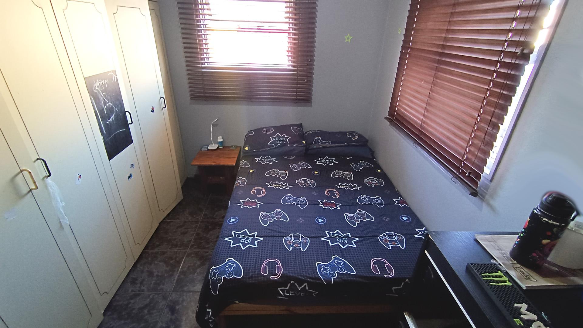 Bed Room 1 - 11 square meters of property in Bothasig 