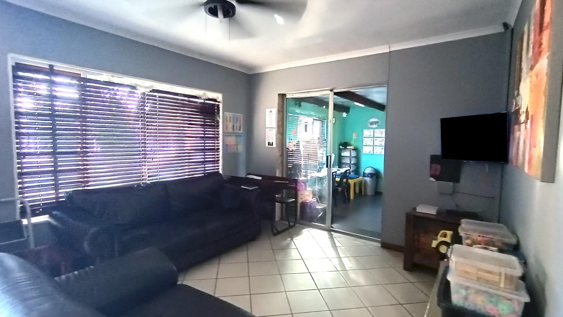 Lounges - 20 square meters of property in Bothasig 