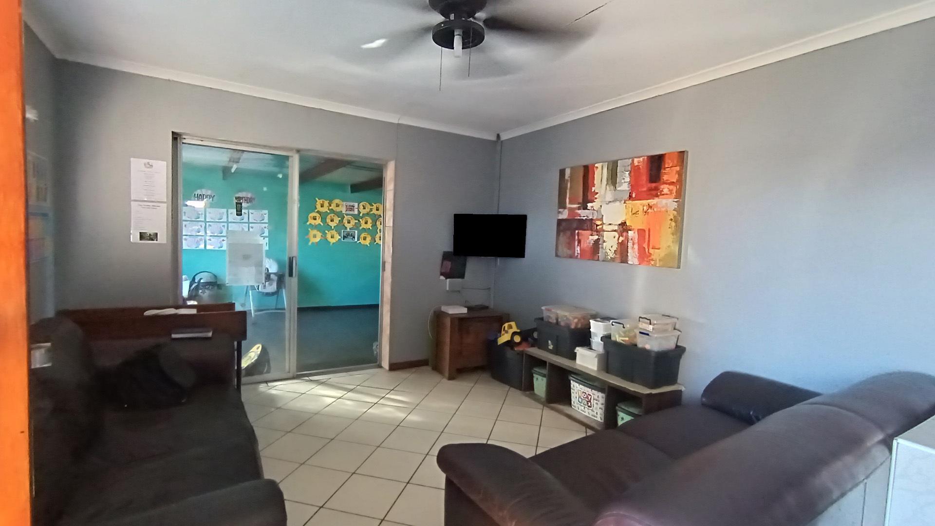 Lounges - 20 square meters of property in Bothasig 