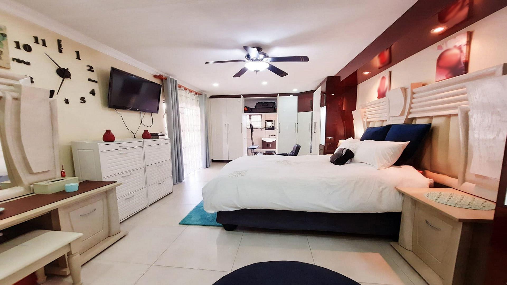 Main Bedroom - 26 square meters of property in Dunveria