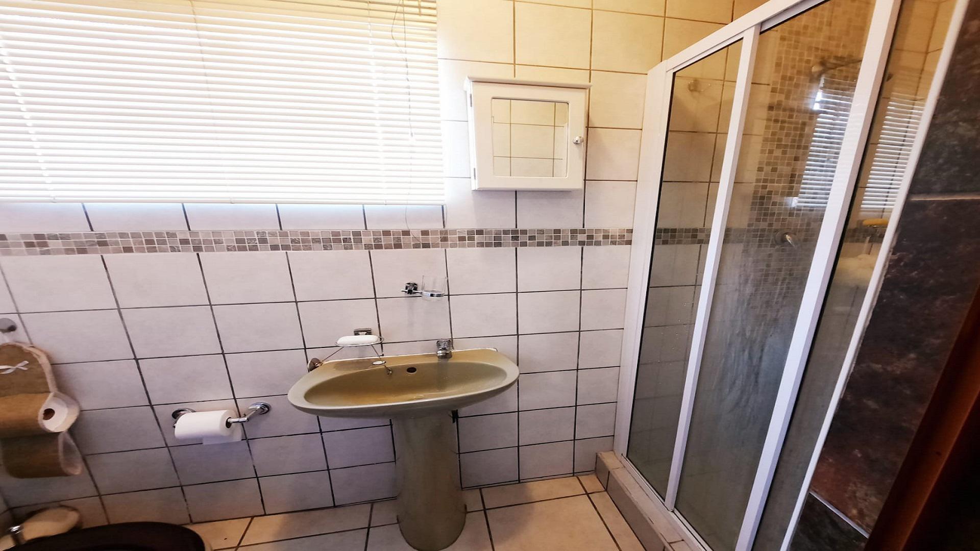 Bathroom 2 - 5 square meters of property in Dunveria