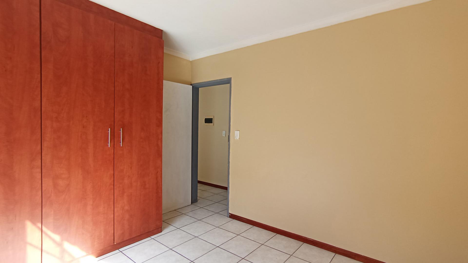 Bed Room 1 - 12 square meters of property in Daspoort