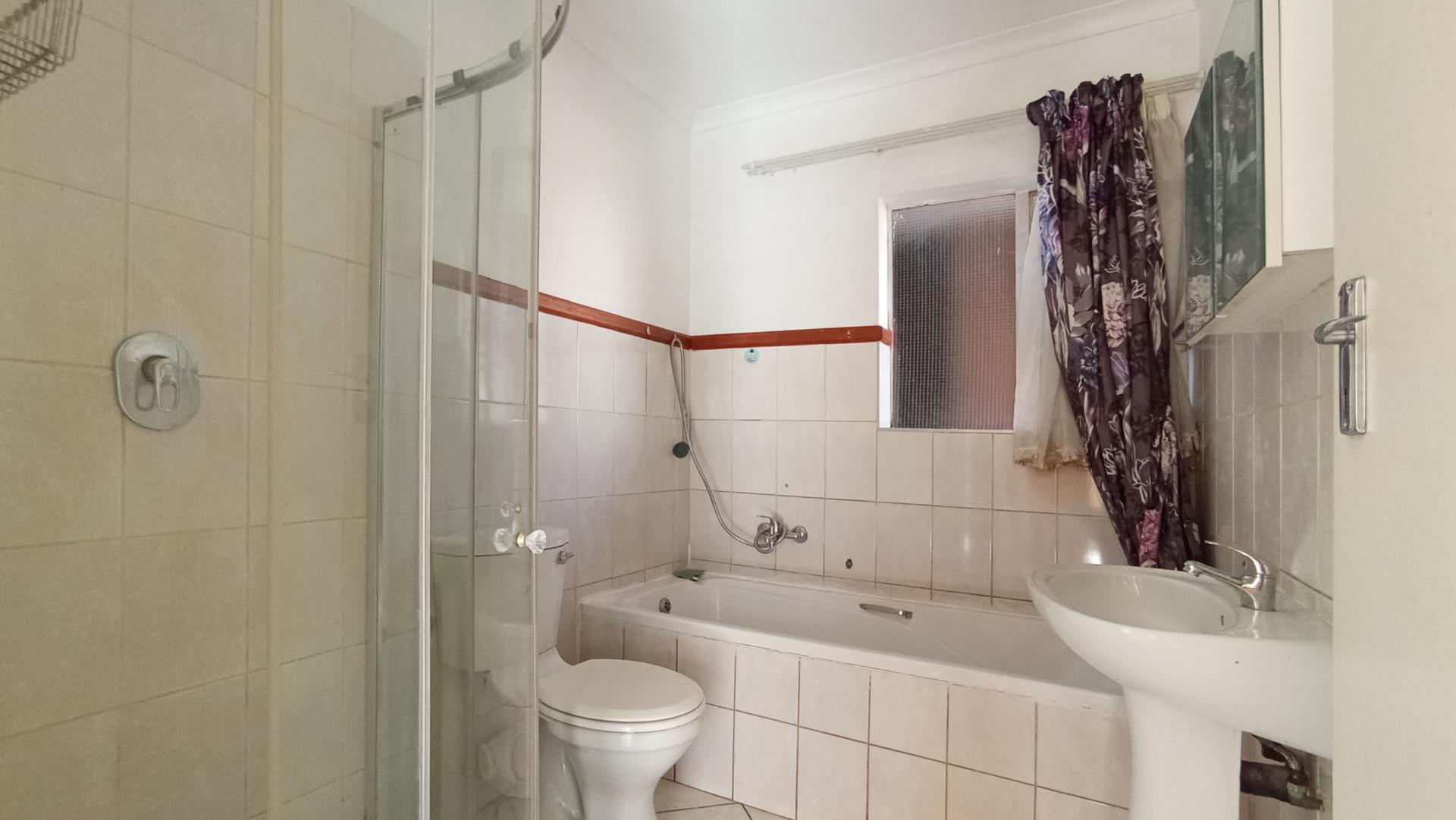 Bathroom 1 - 4 square meters of property in Daspoort