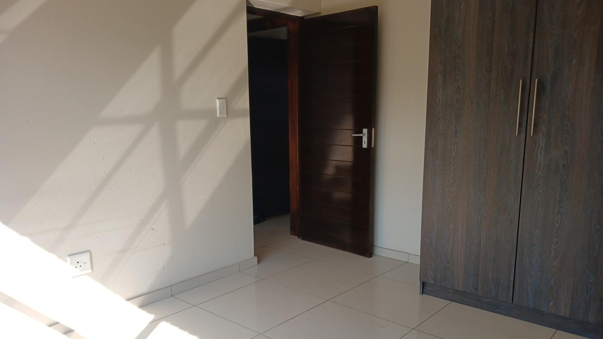 Bed Room 1 - 11 square meters of property in Eveleigh