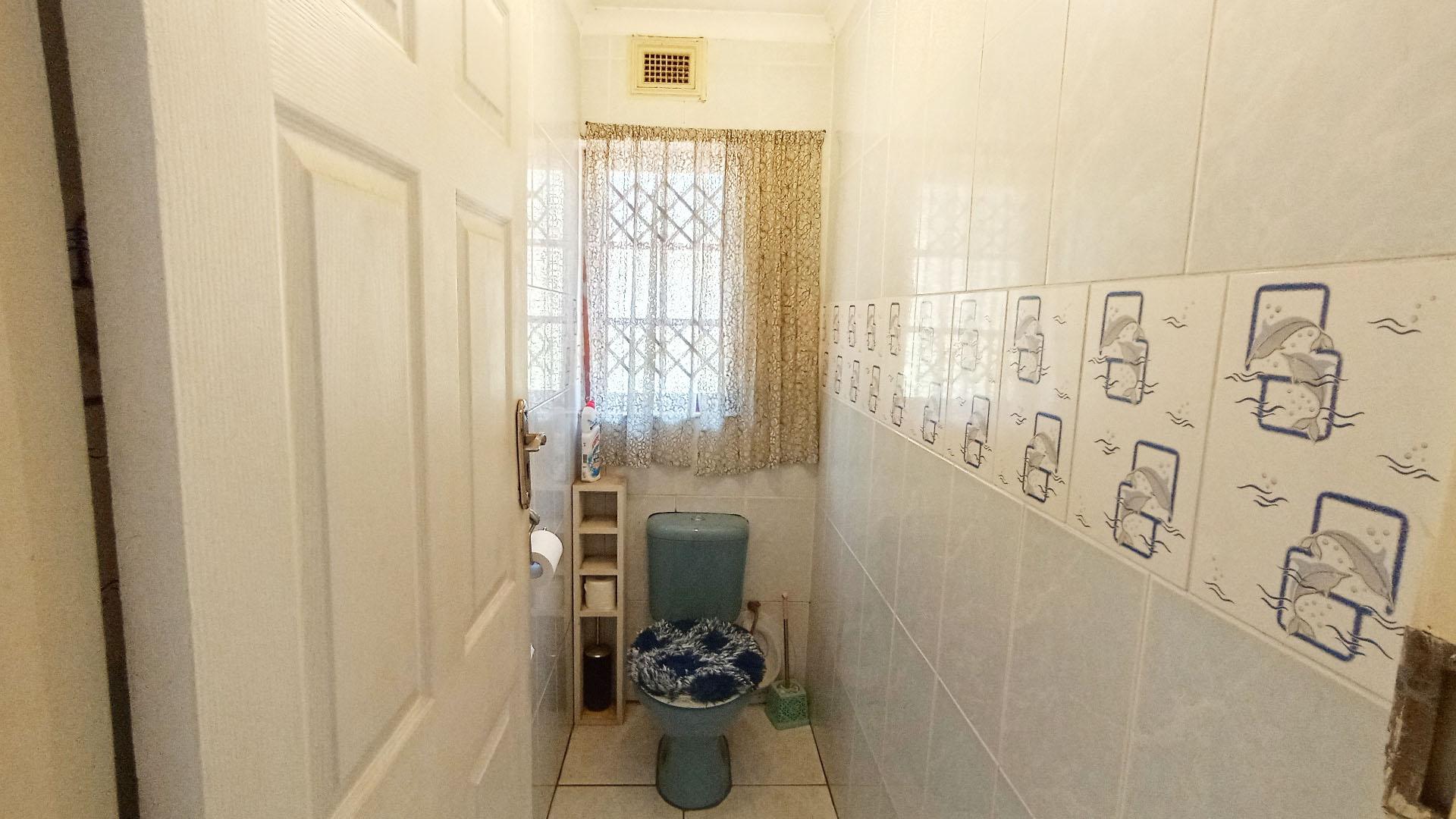 Bathroom 1 - 5 square meters of property in Lotus Park