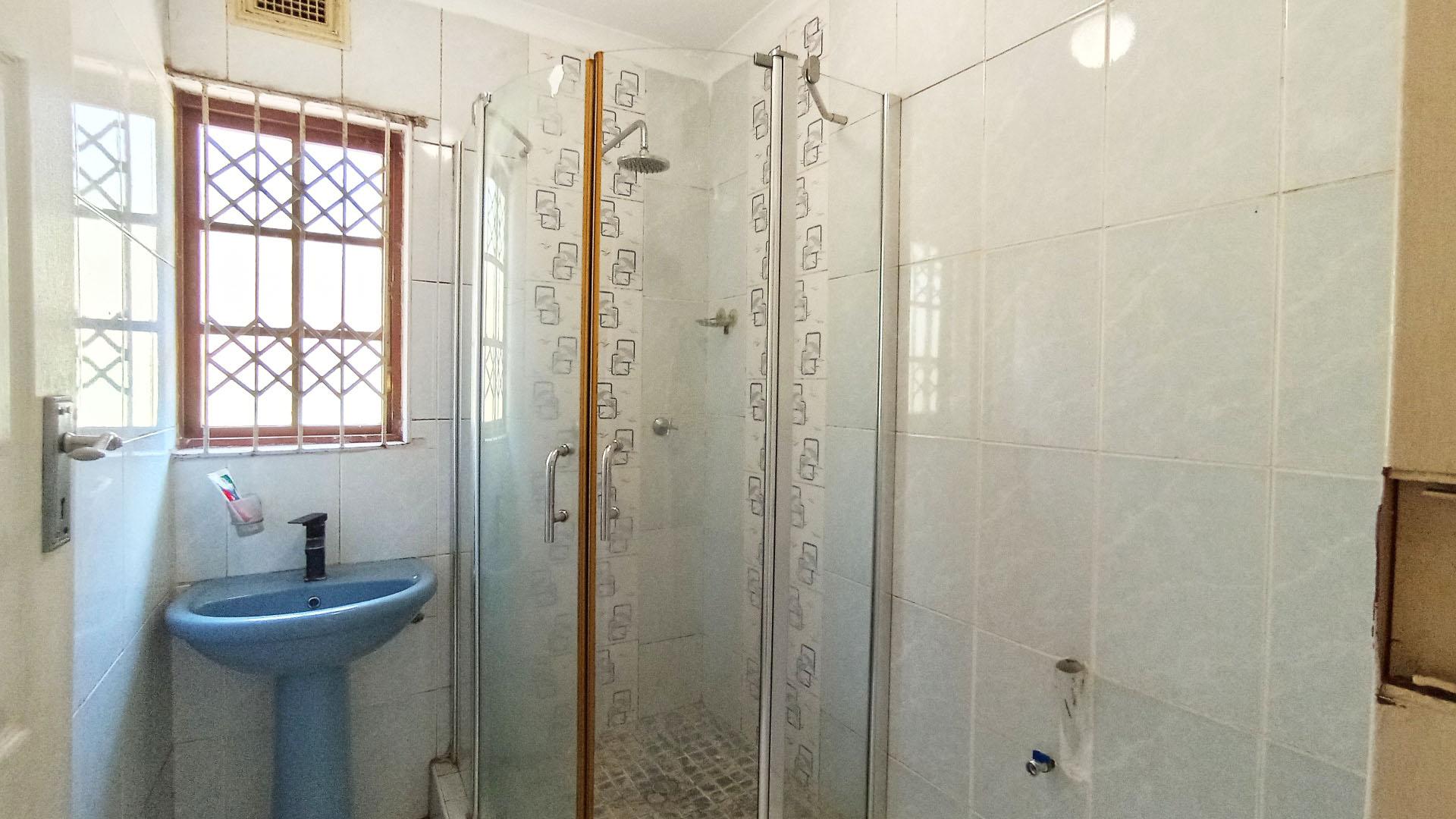 Bathroom 1 - 5 square meters of property in Lotus Park