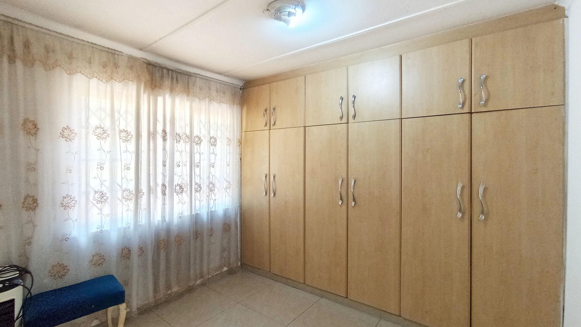 Bed Room 1 - 10 square meters of property in Lotus Park