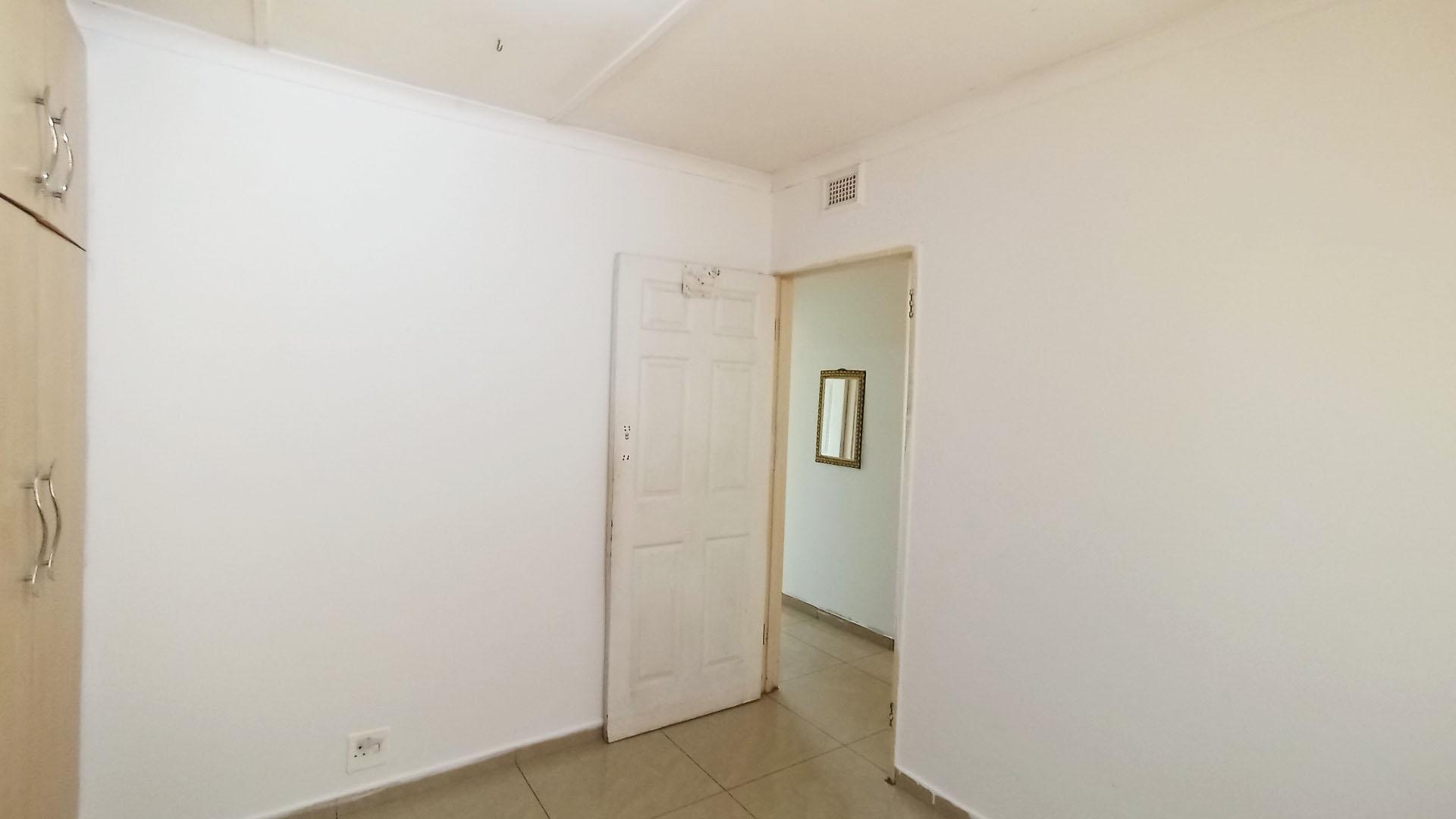 Bed Room 1 - 10 square meters of property in Lotus Park