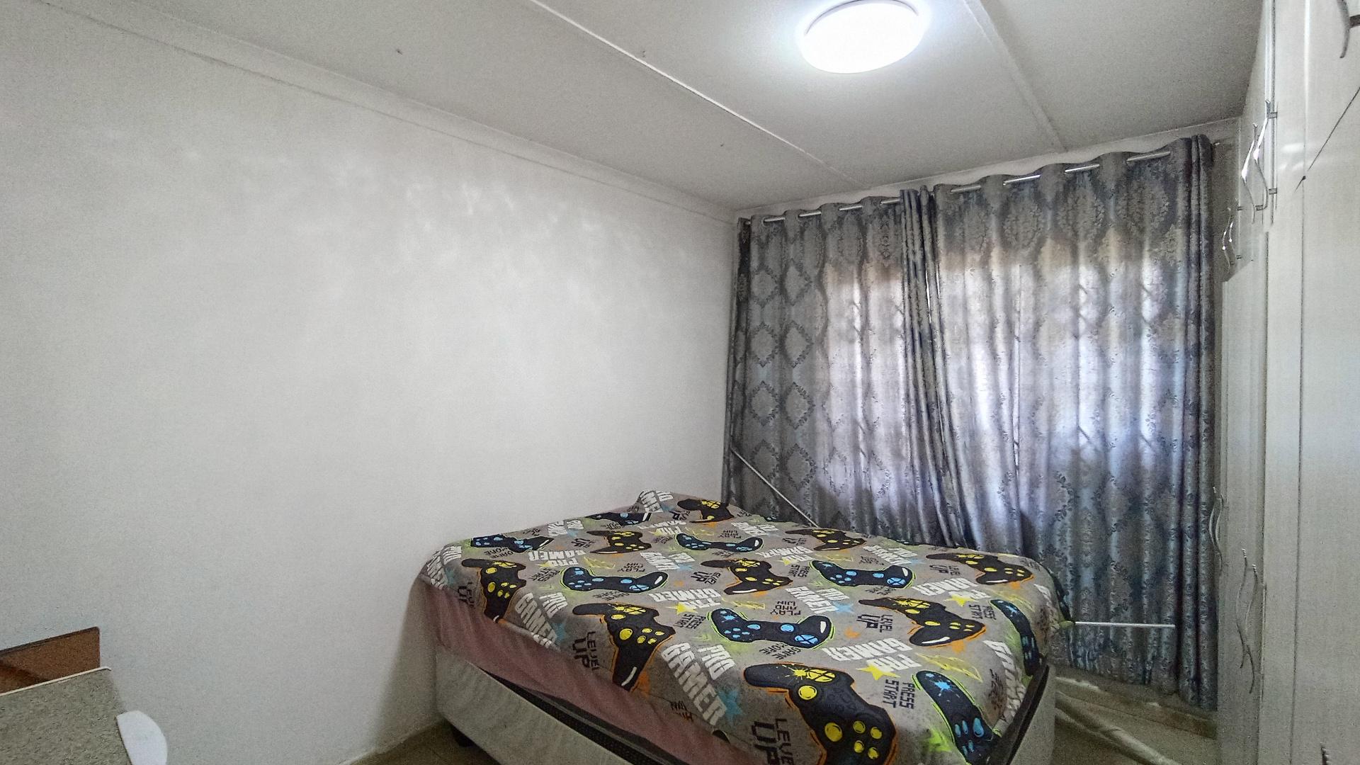 Bed Room 2 - 12 square meters of property in Lotus Park