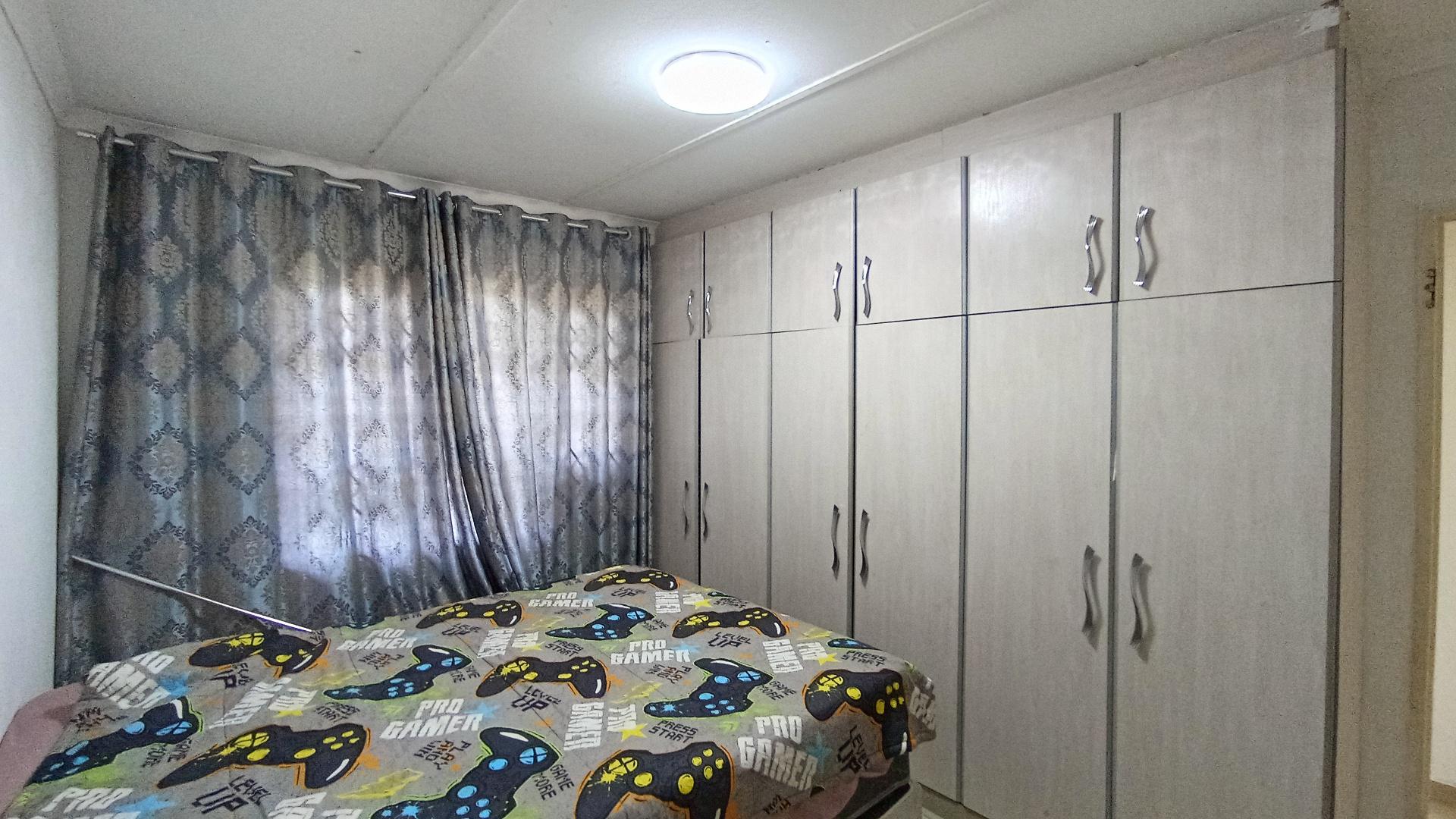 Bed Room 2 - 12 square meters of property in Lotus Park