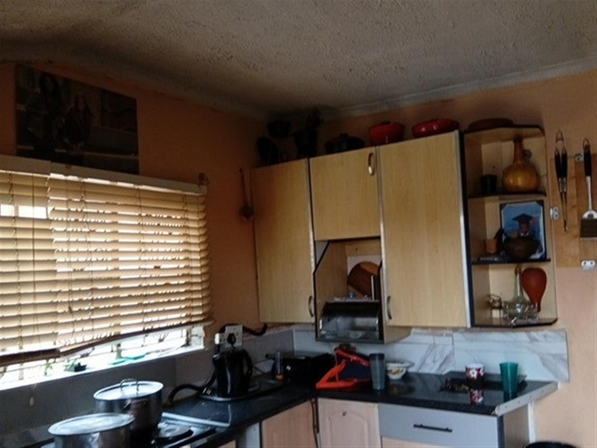 Kitchen of property in Chiawelo