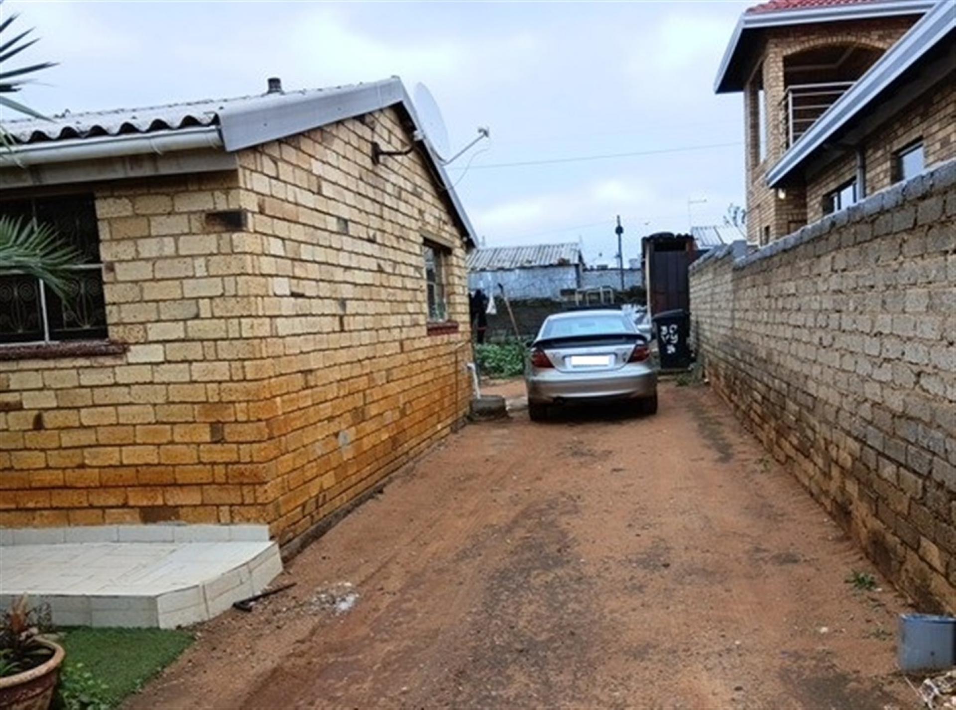 Front View of property in Chiawelo