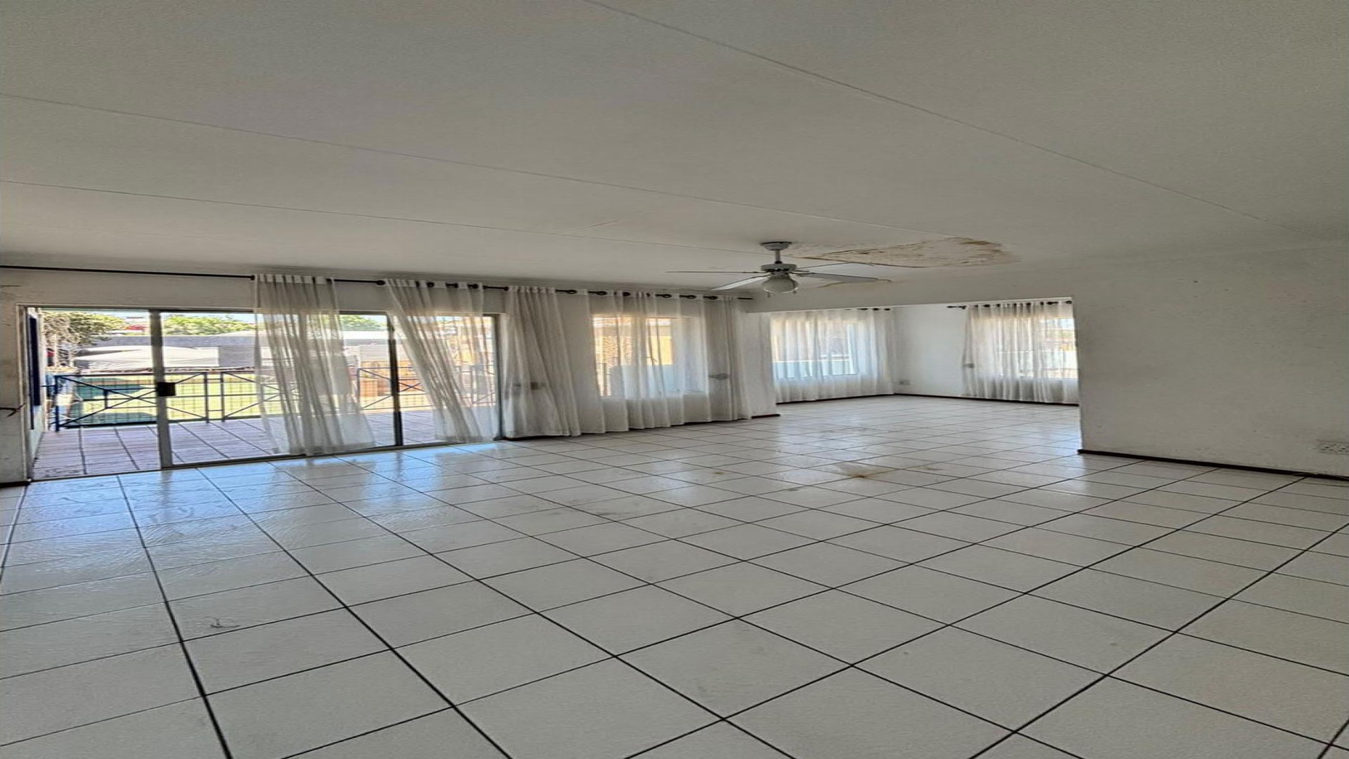 Lounges - 18 square meters of property in Alberton