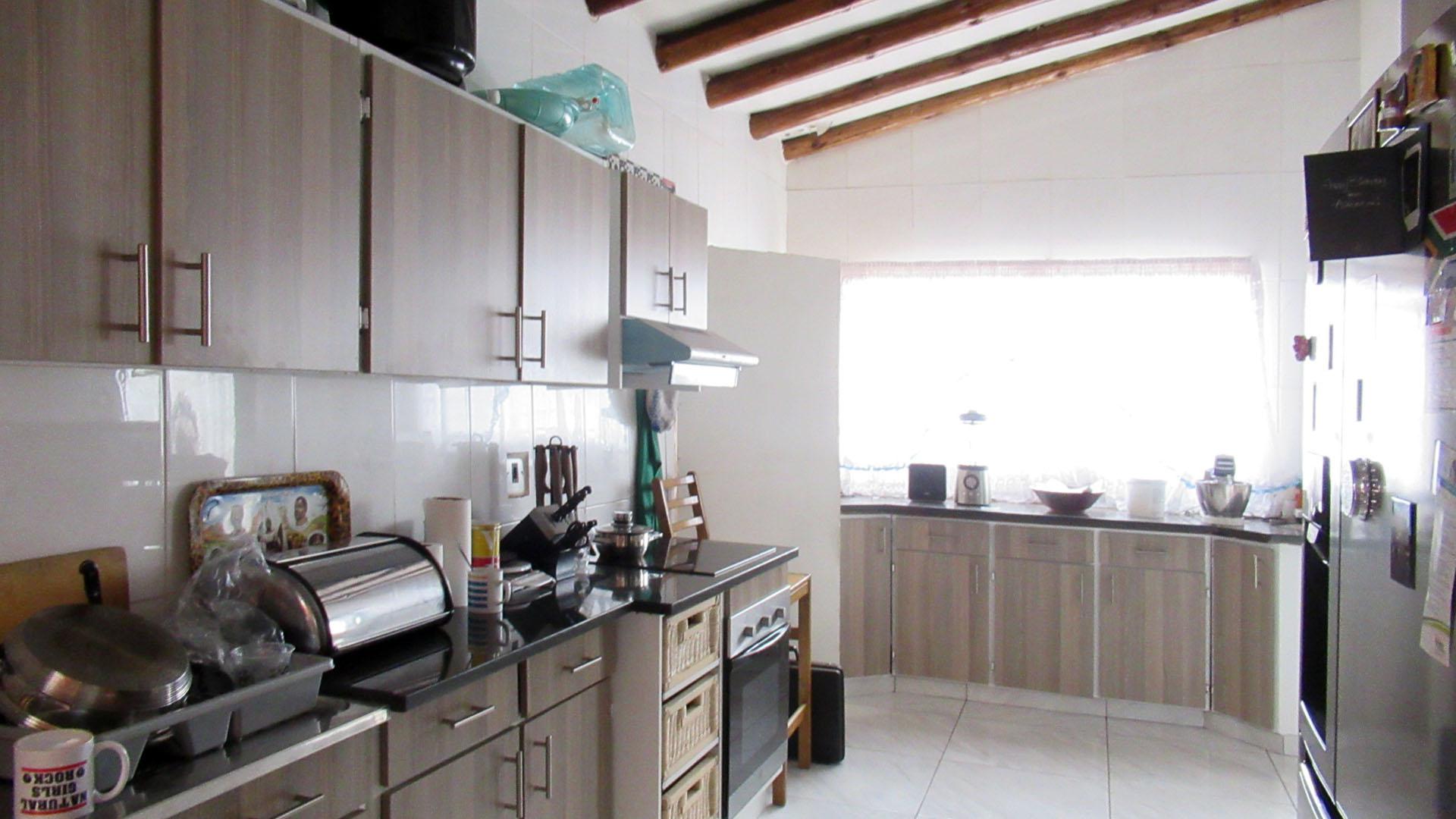 Kitchen - 18 square meters of property in Erasmia
