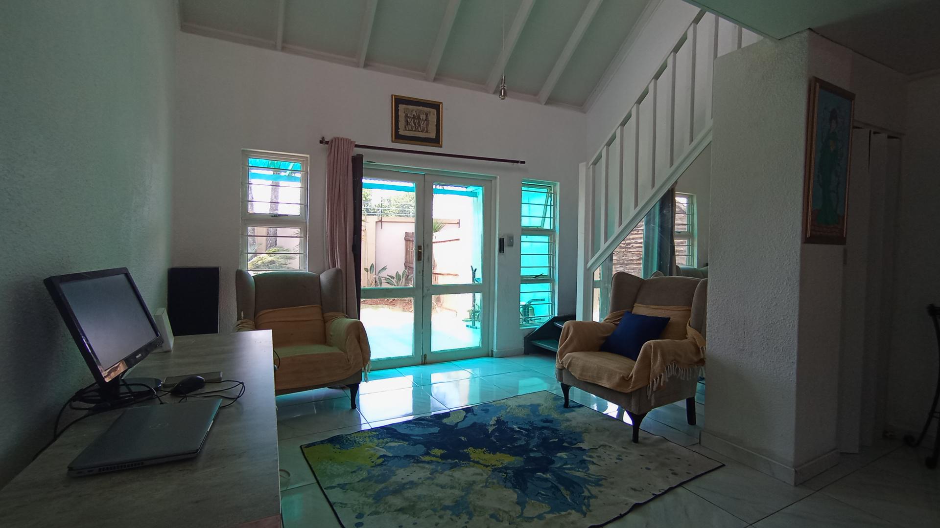 Lounges - 10 square meters of property in Weltevreden Park