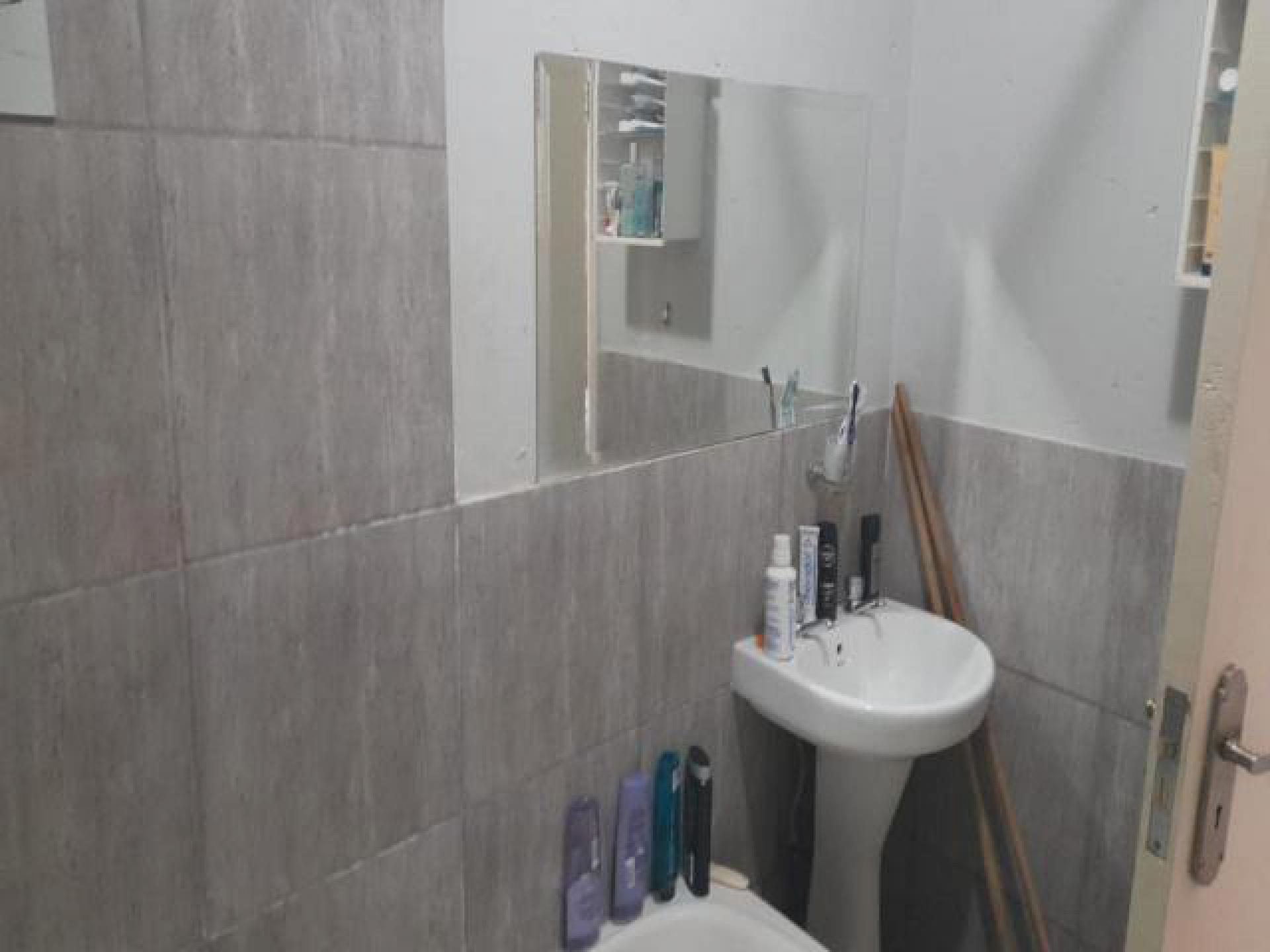 Bed Room 1 of property in Van Der Hoff Park