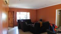 Lounges - 17 square meters of property in Blackridge