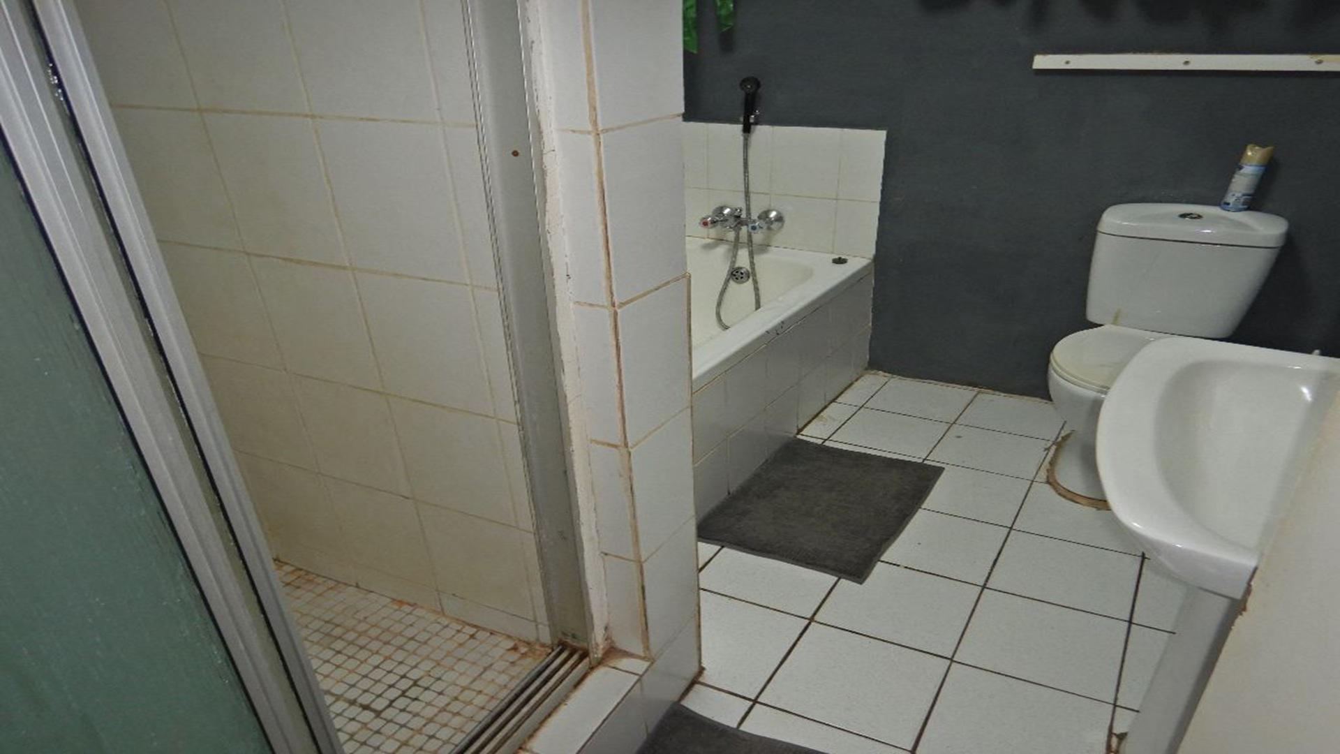 Bathroom 1 of property in Lyttelton Manor