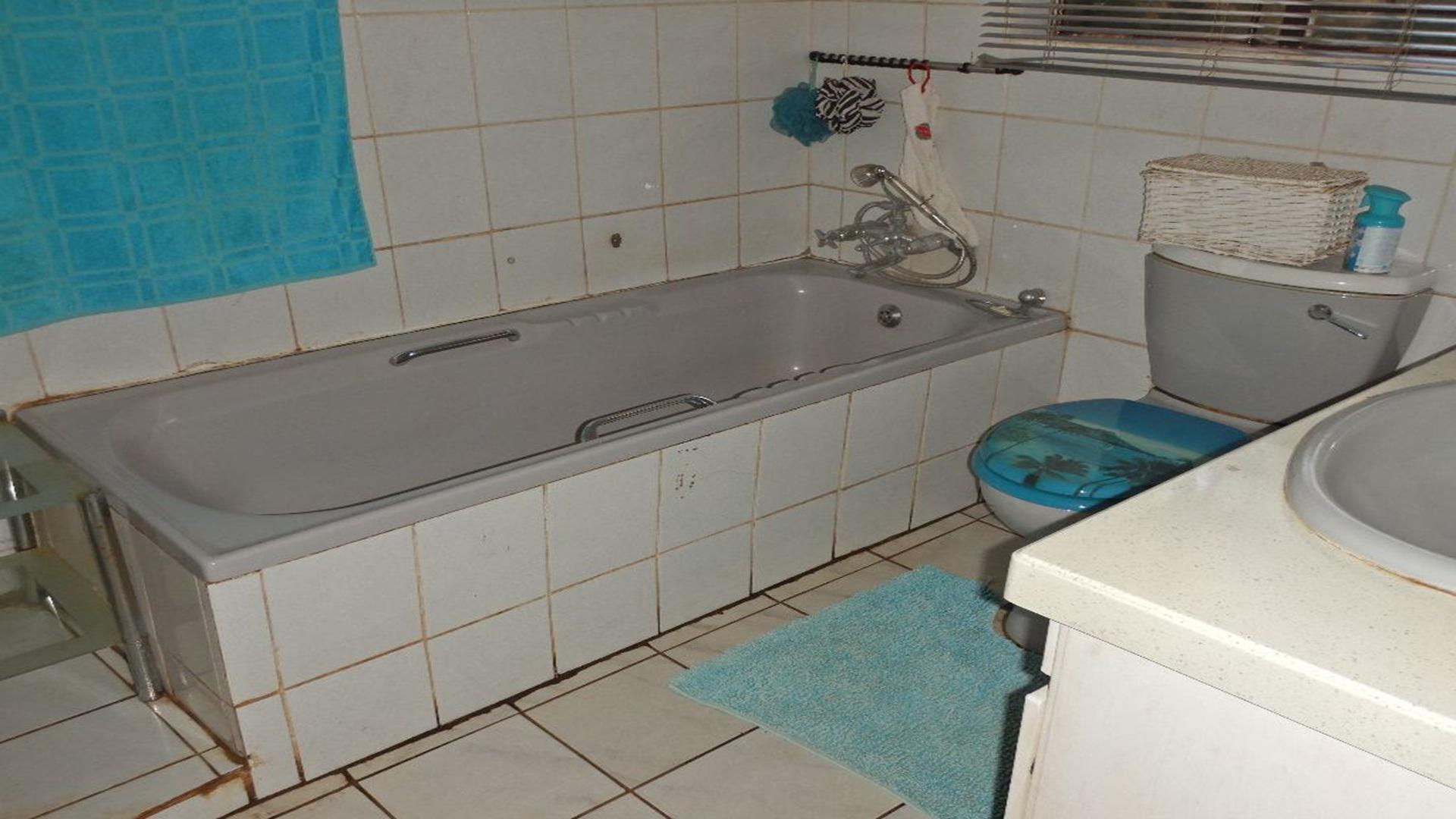 Bathroom 2 of property in Lyttelton Manor