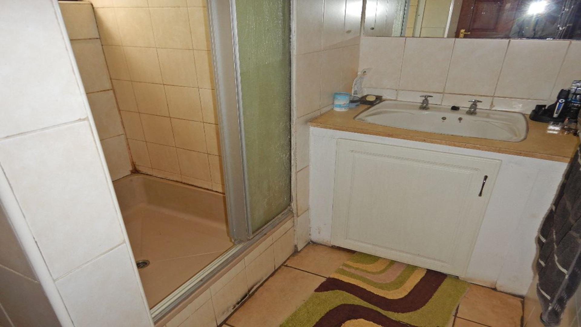 Bathroom 3+ of property in Lyttelton Manor