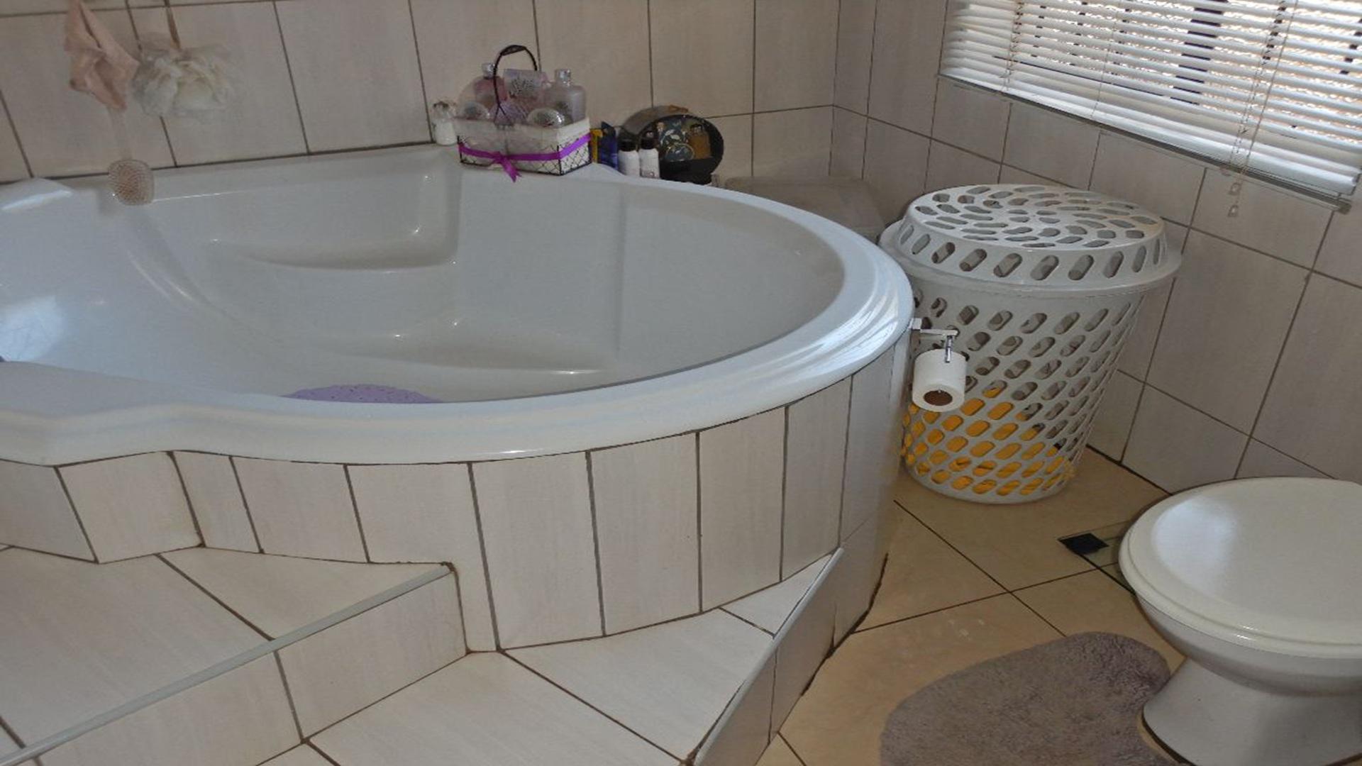 Main Bathroom of property in Lyttelton Manor