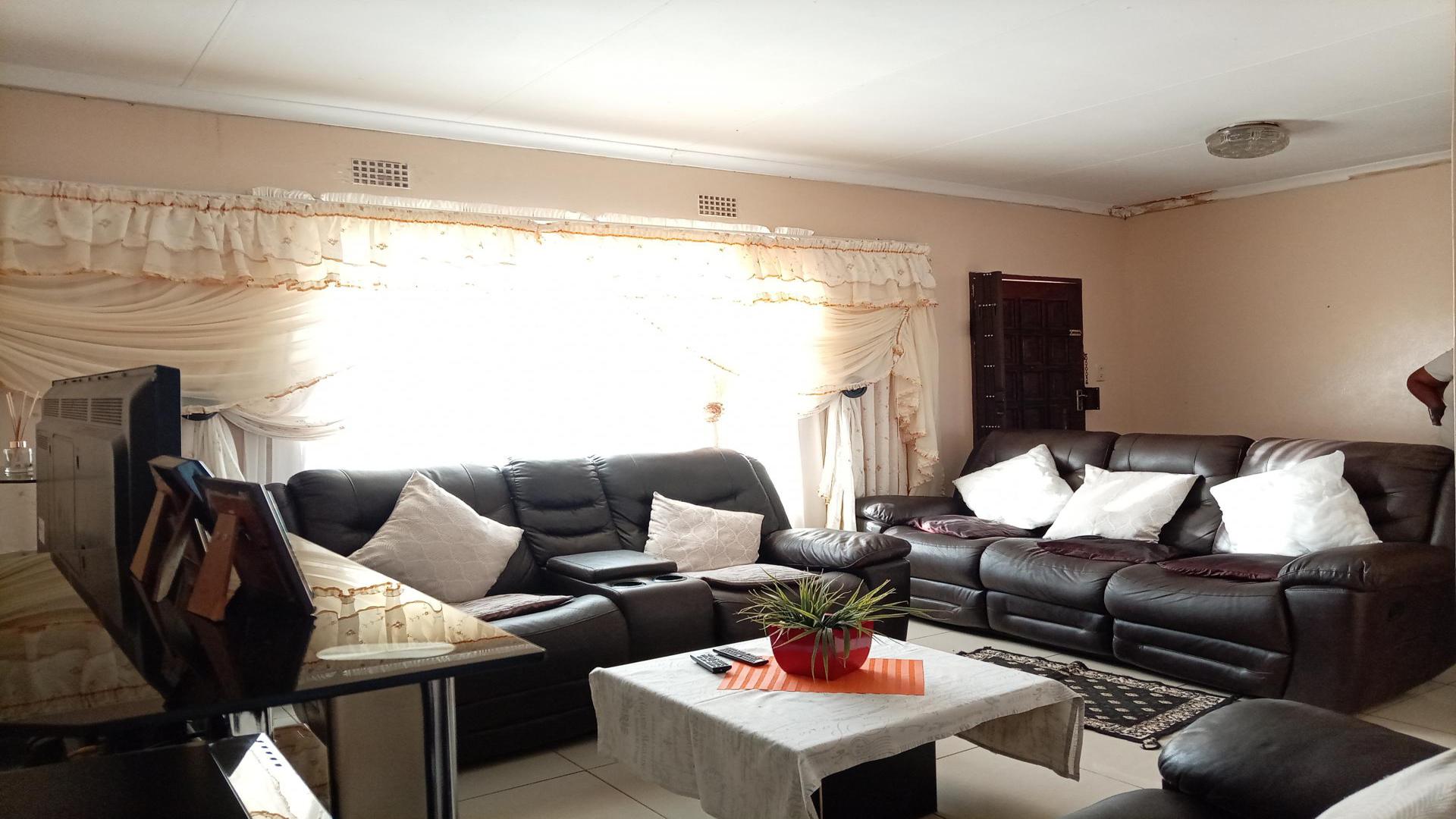 Lounges of property in Sakhile