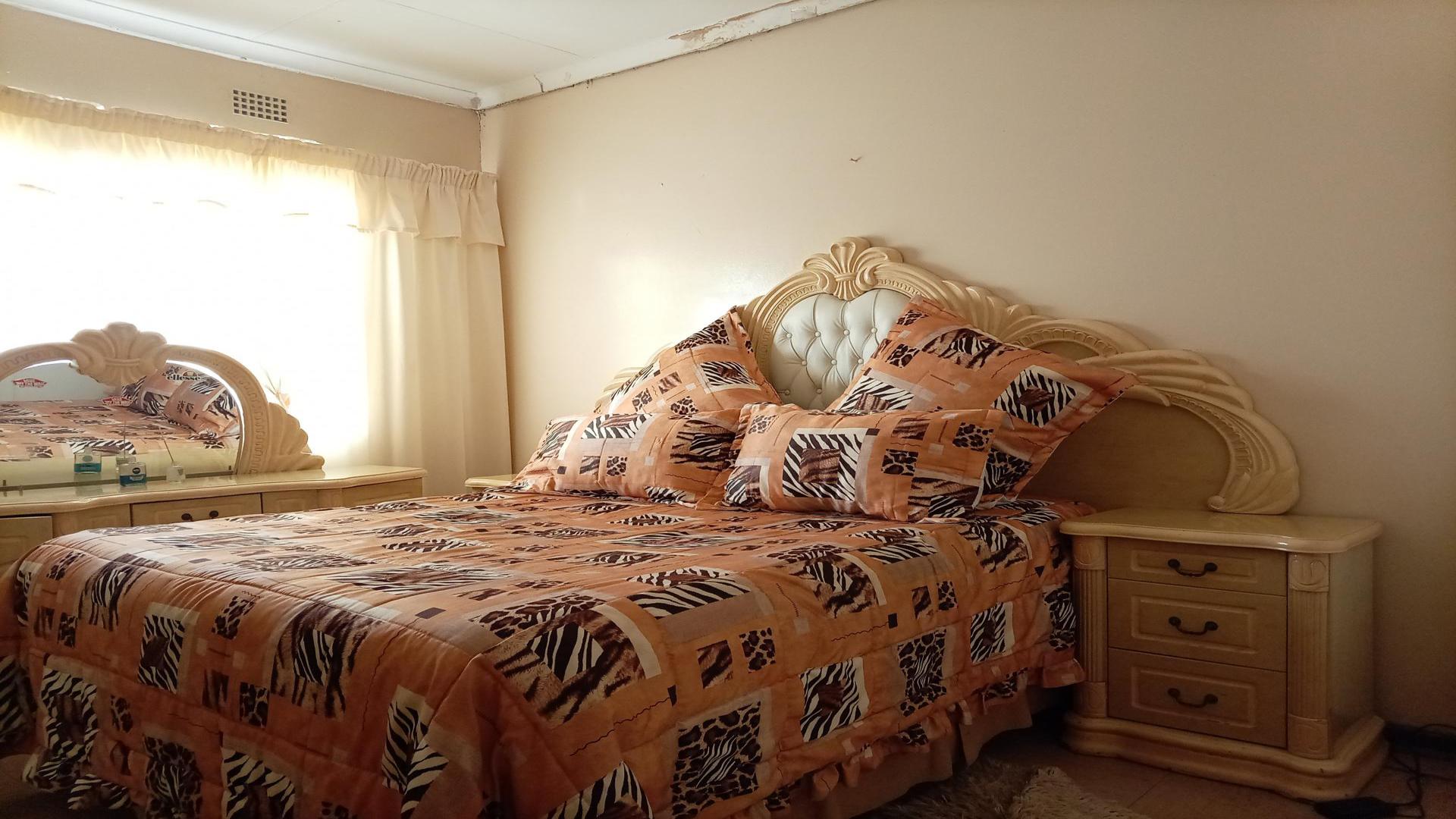 Bed Room 1 of property in Sakhile