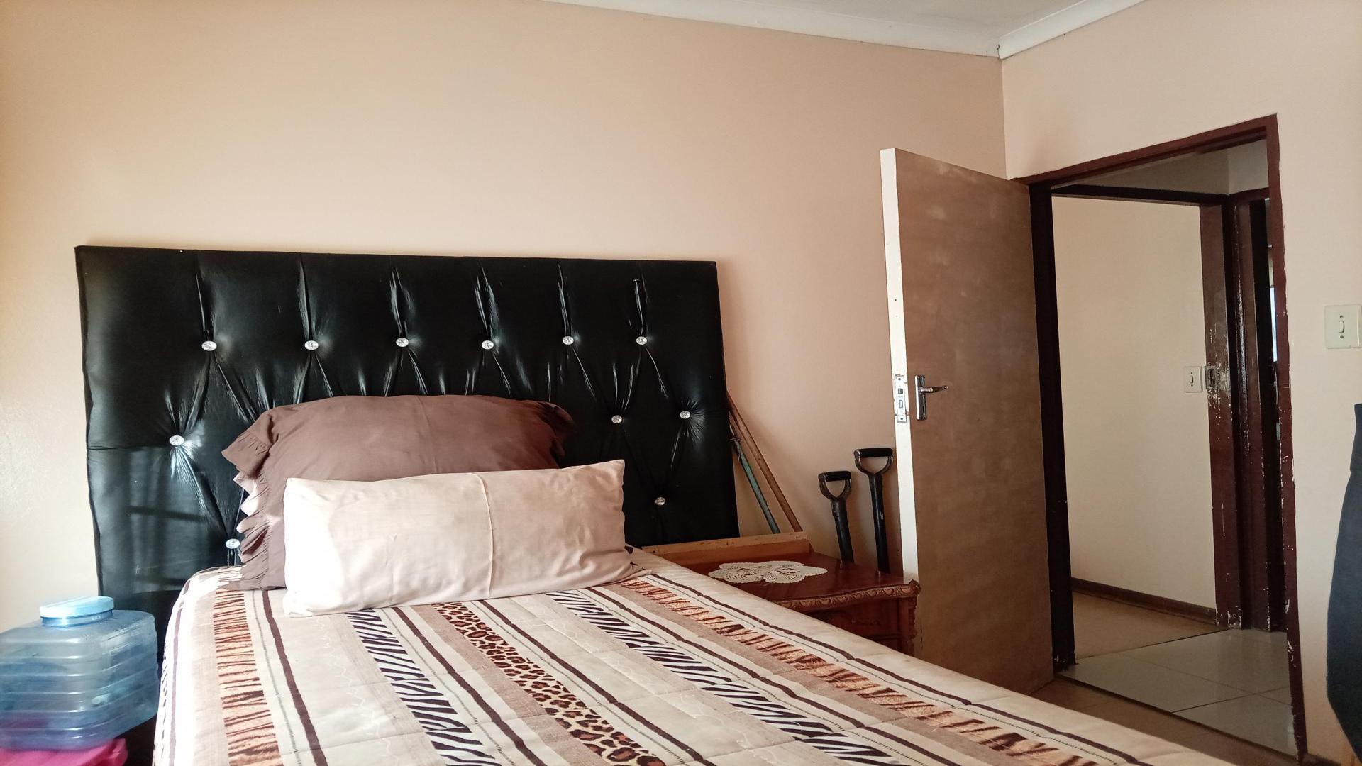 Bed Room 2 of property in Sakhile