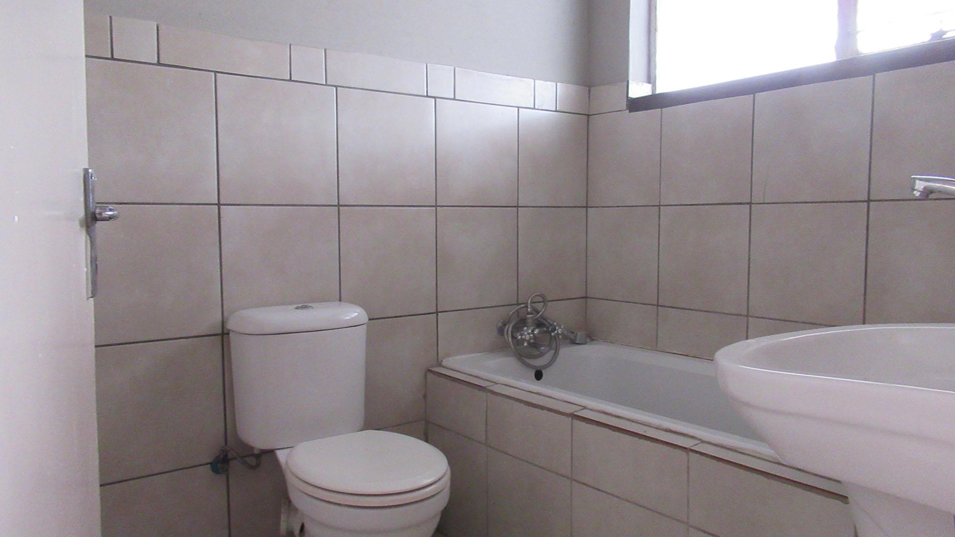 Bathroom 1 - 5 square meters of property in Vereeniging