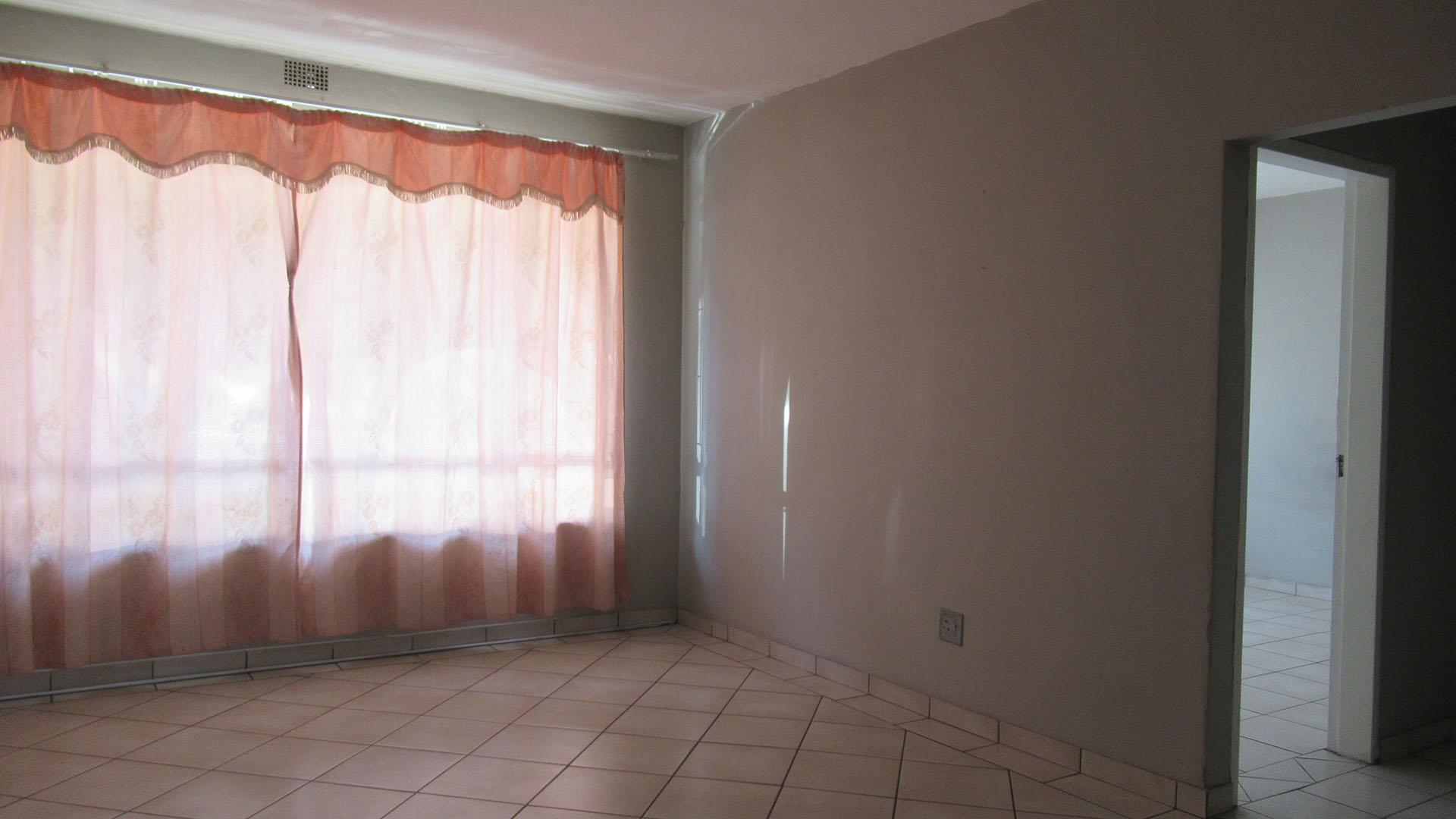 Lounges - 21 square meters of property in Vereeniging