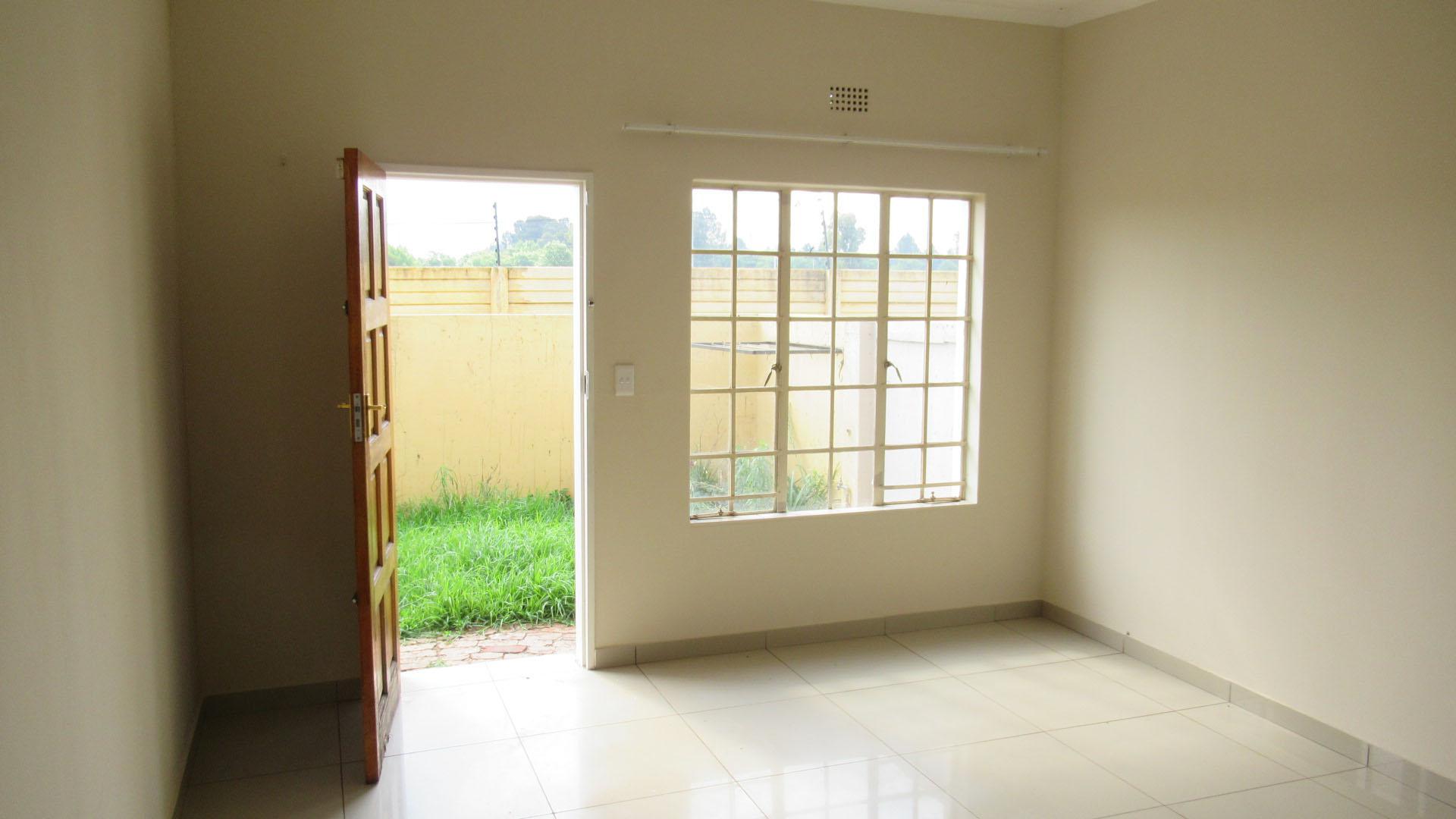 Lounges - 12 square meters of property in Kookrus