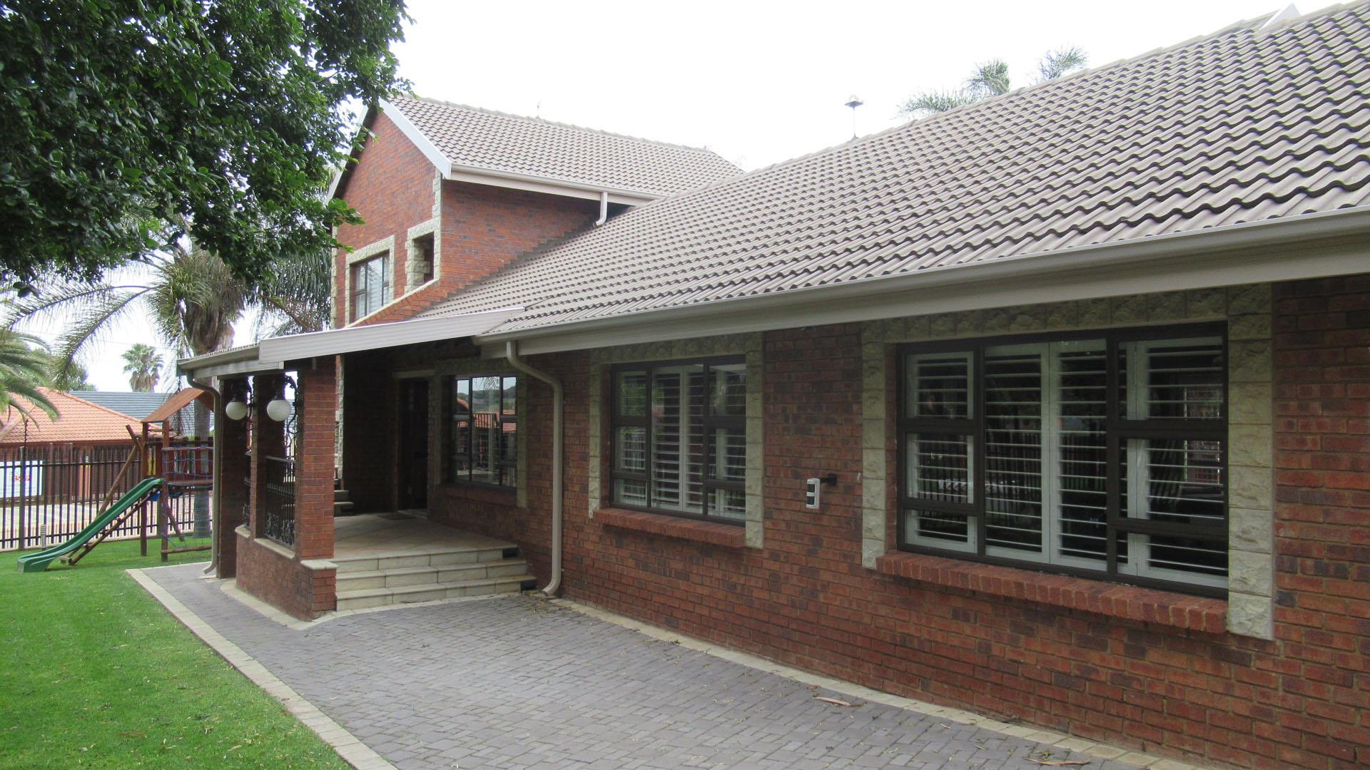 Front View of property in Rant-En-Dal