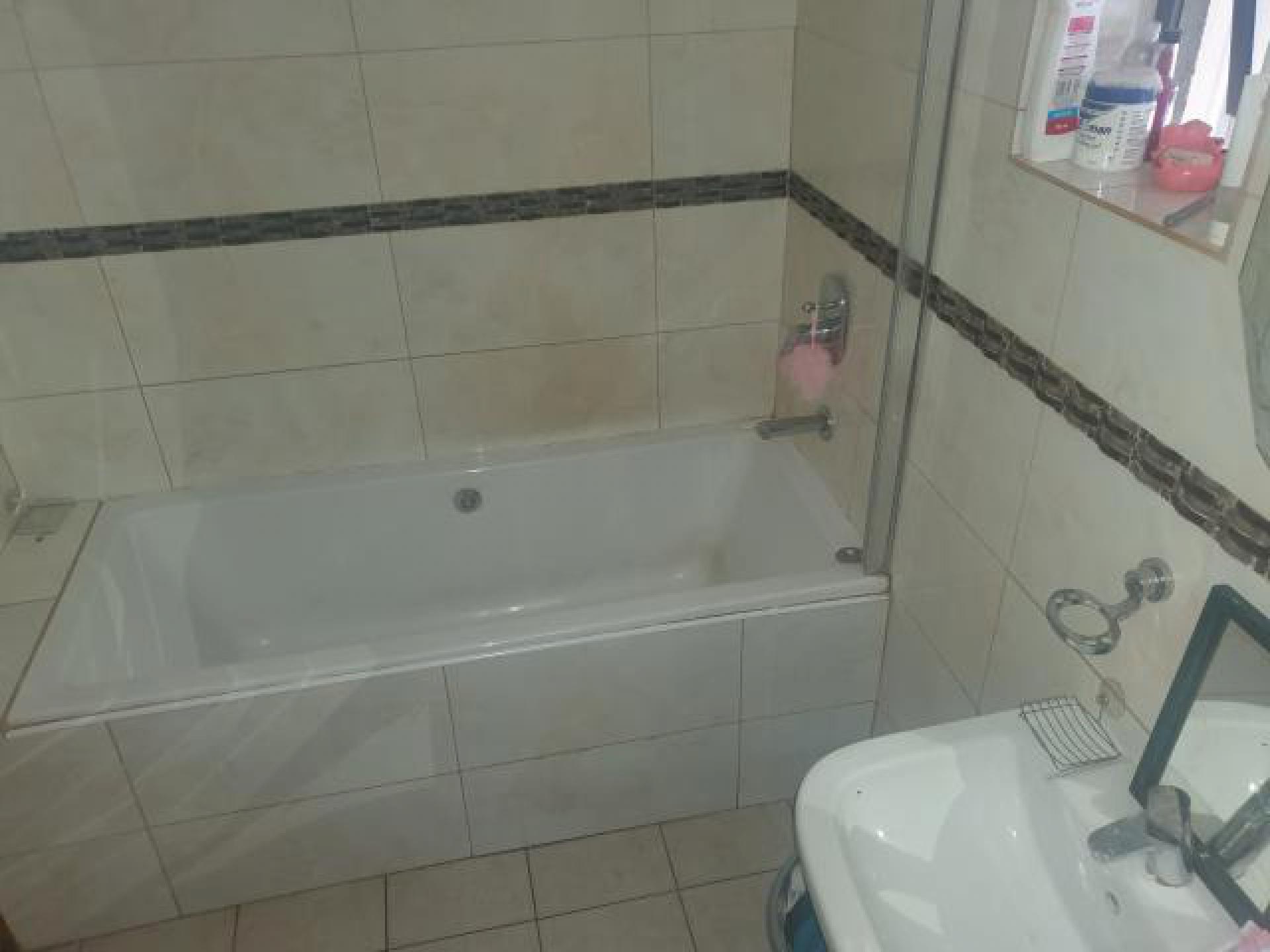 Bathroom 1 - 6 square meters of property in Fishers Hill