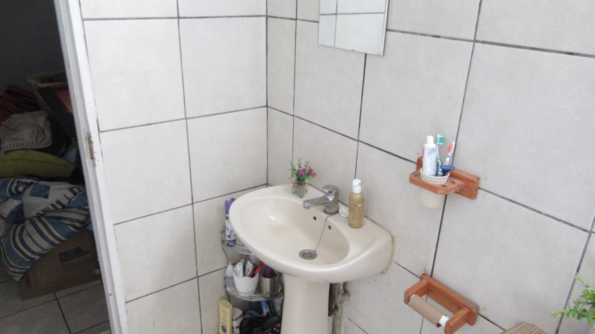 Bathroom 1 - 6 square meters of property in Fishers Hill