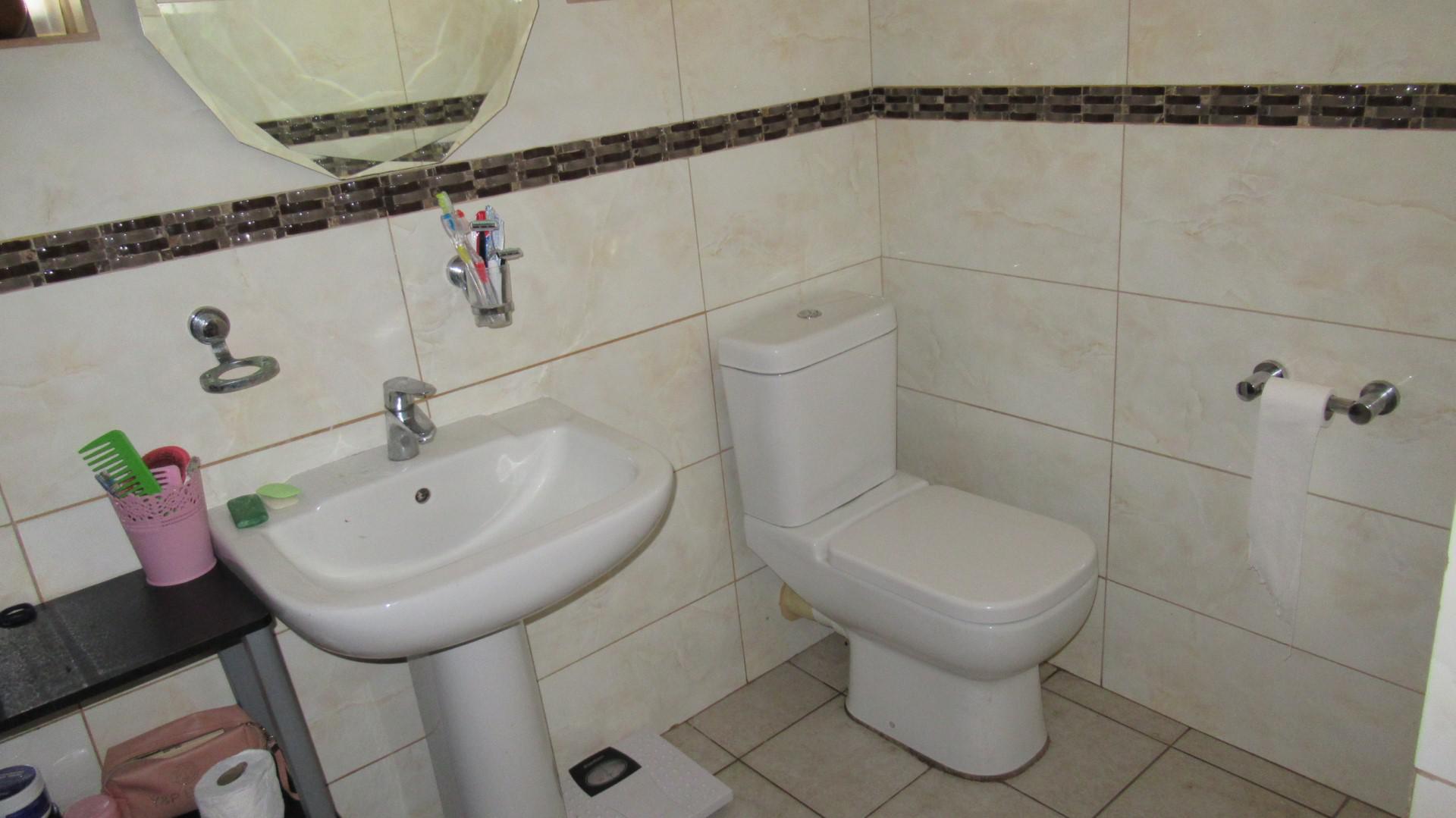 Bathroom 1 - 6 square meters of property in Fishers Hill