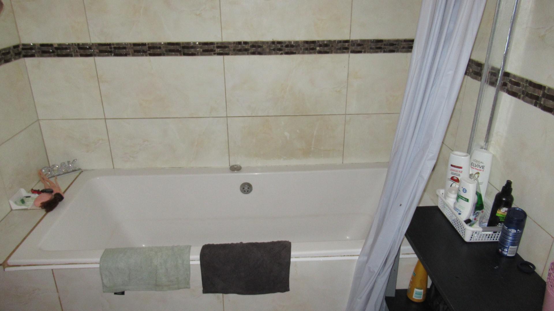 Bathroom 1 - 6 square meters of property in Fishers Hill