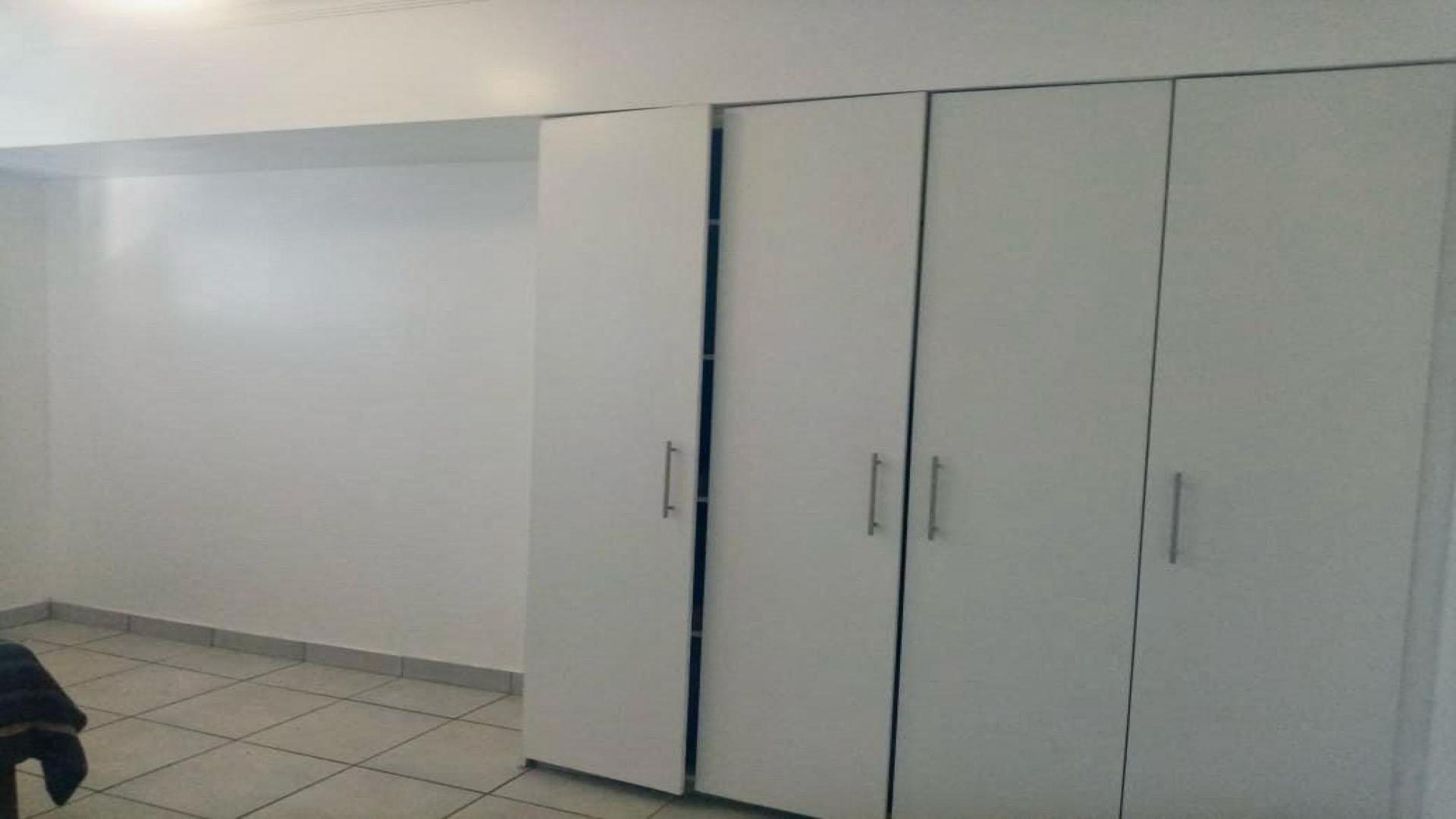 Bed Room 2 of property in Durban Central