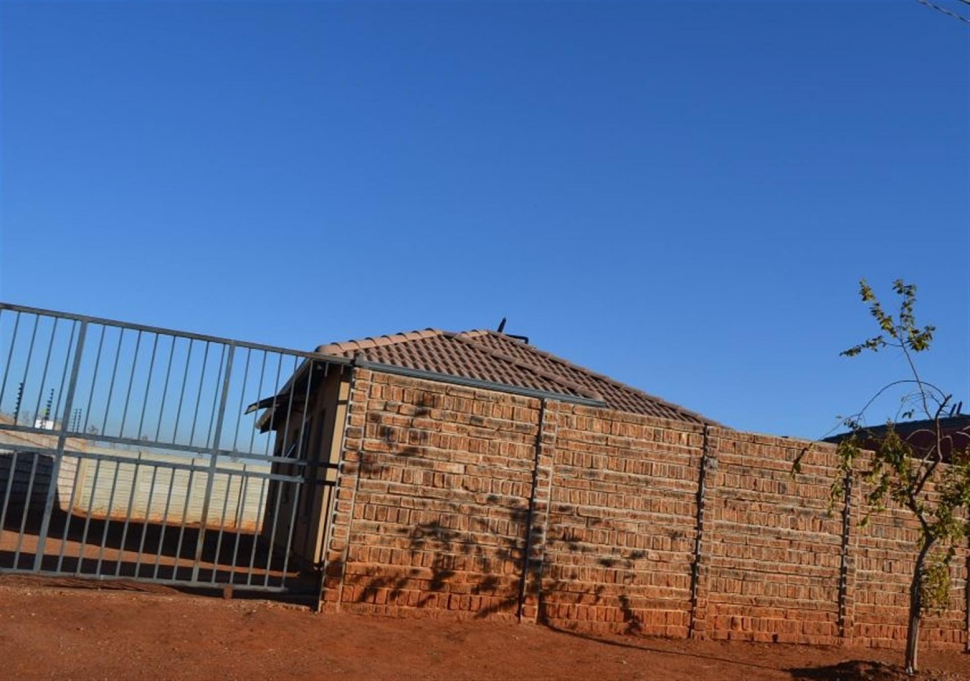 Front View of property in Protea Glen