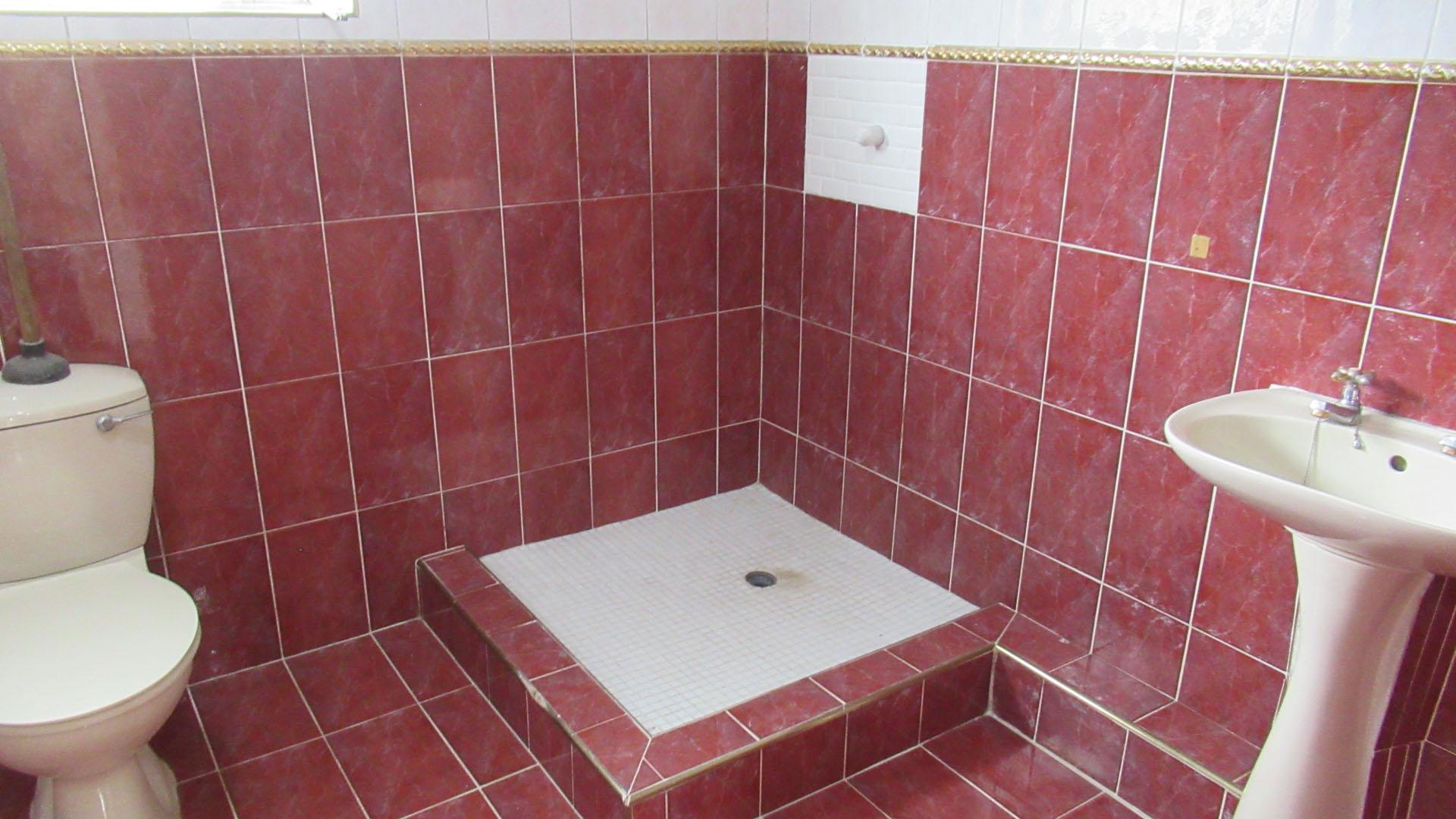 Main Bathroom - 10 square meters of property in Reservoir Hills KZN