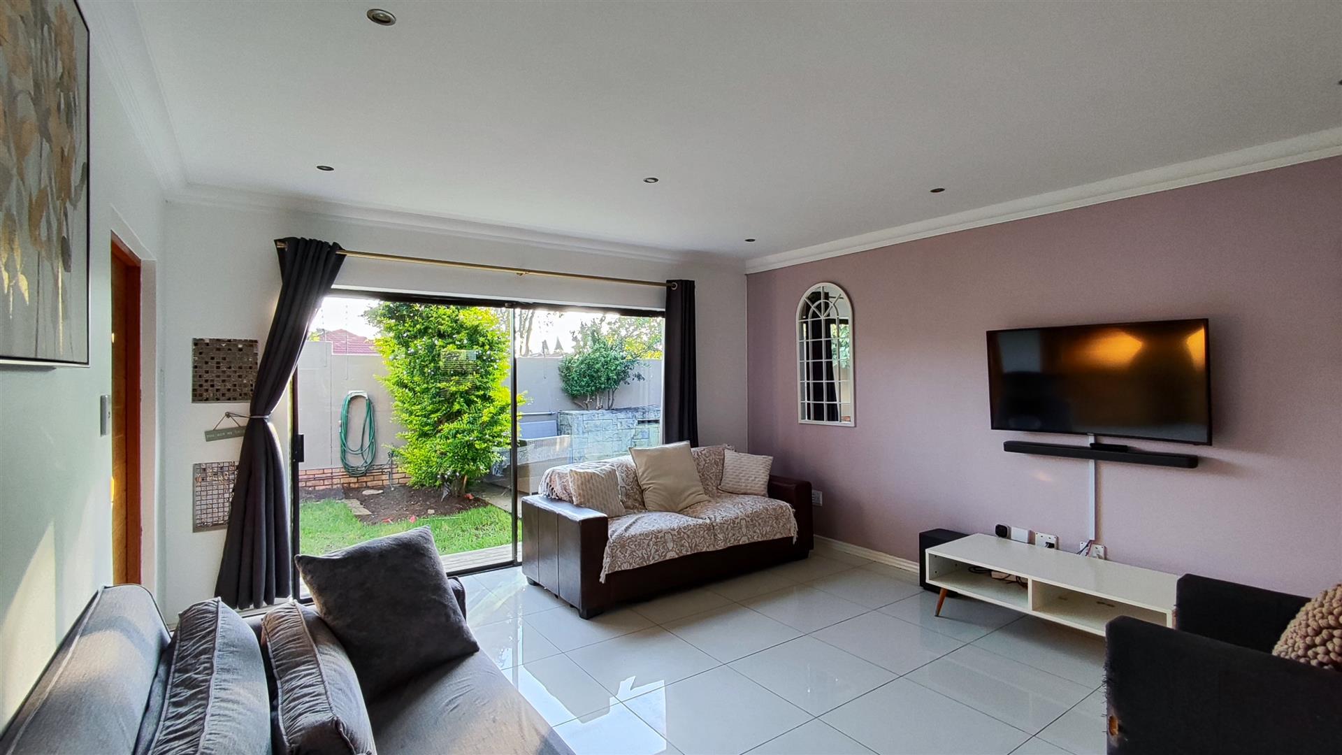 Lounges - 21 square meters of property in Pomona